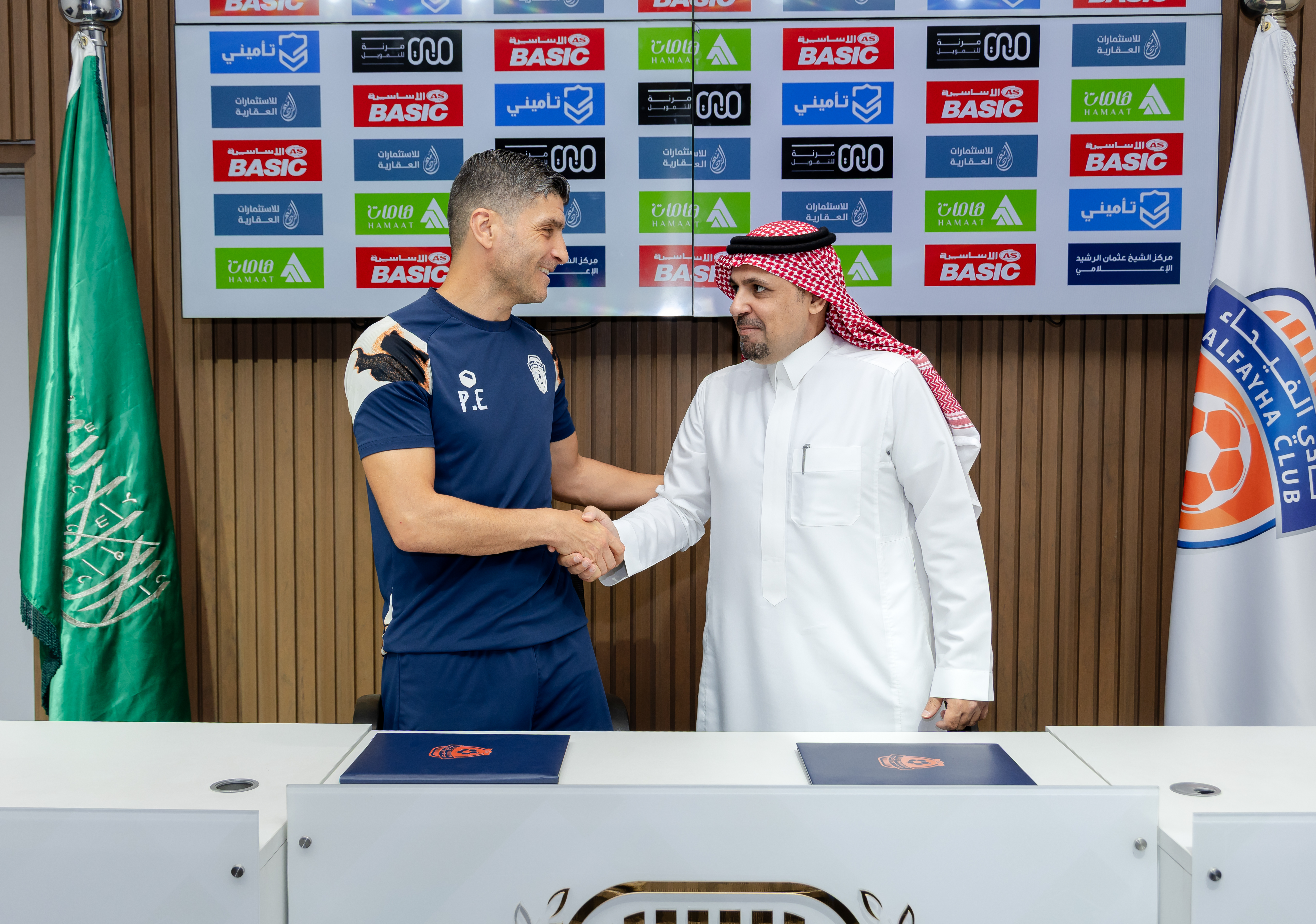 مجلس إدارة نادي الفيحاء ينهي إجراءات تجديد عقد المدير الفني البرتغالي بيدرو إيمانويل حتى 2026م