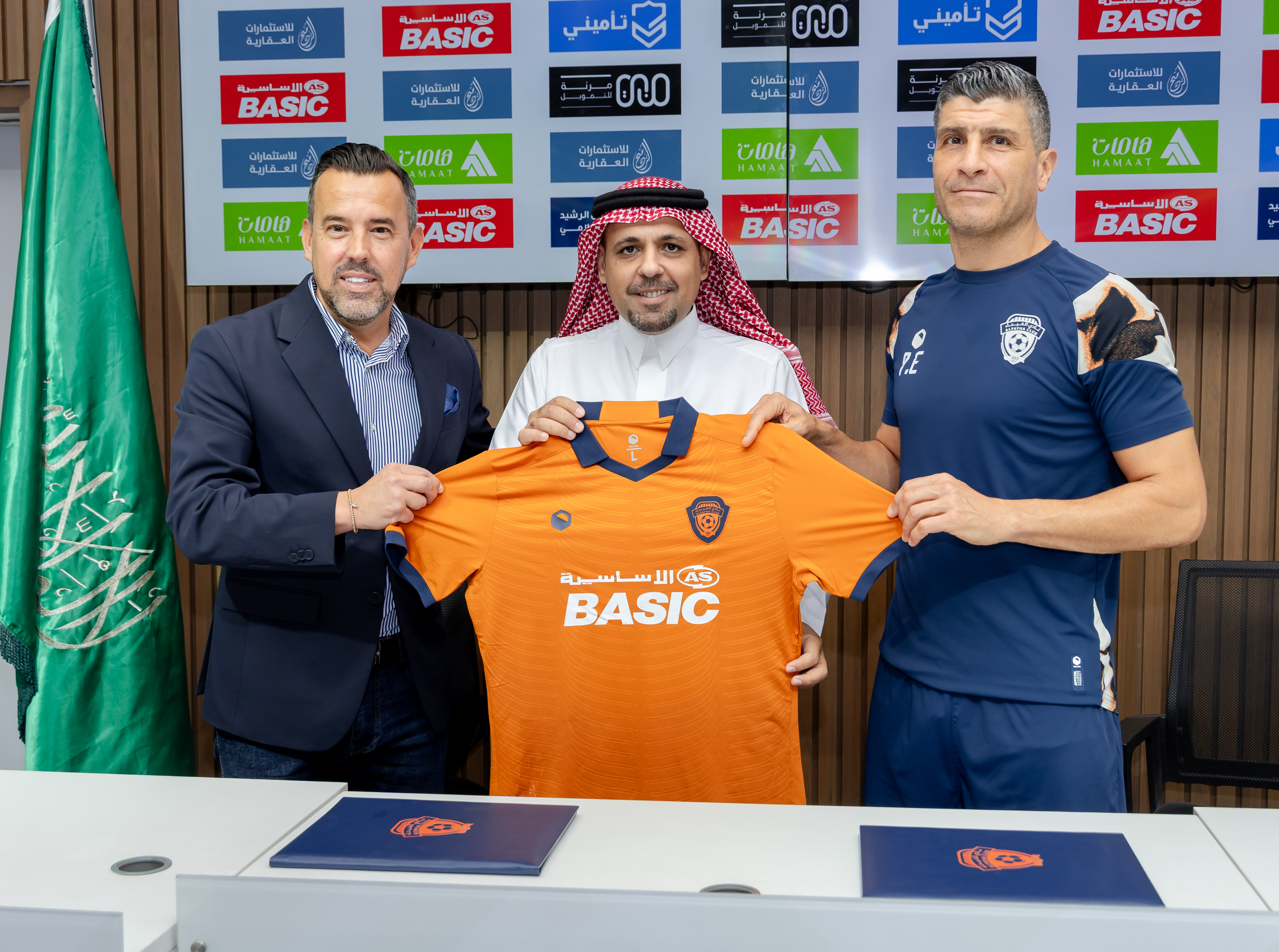 مجلس إدارة نادي الفيحاء ينهي إجراءات تجديد عقد المدير الفني البرتغالي بيدرو إيمانويل حتى 2026م