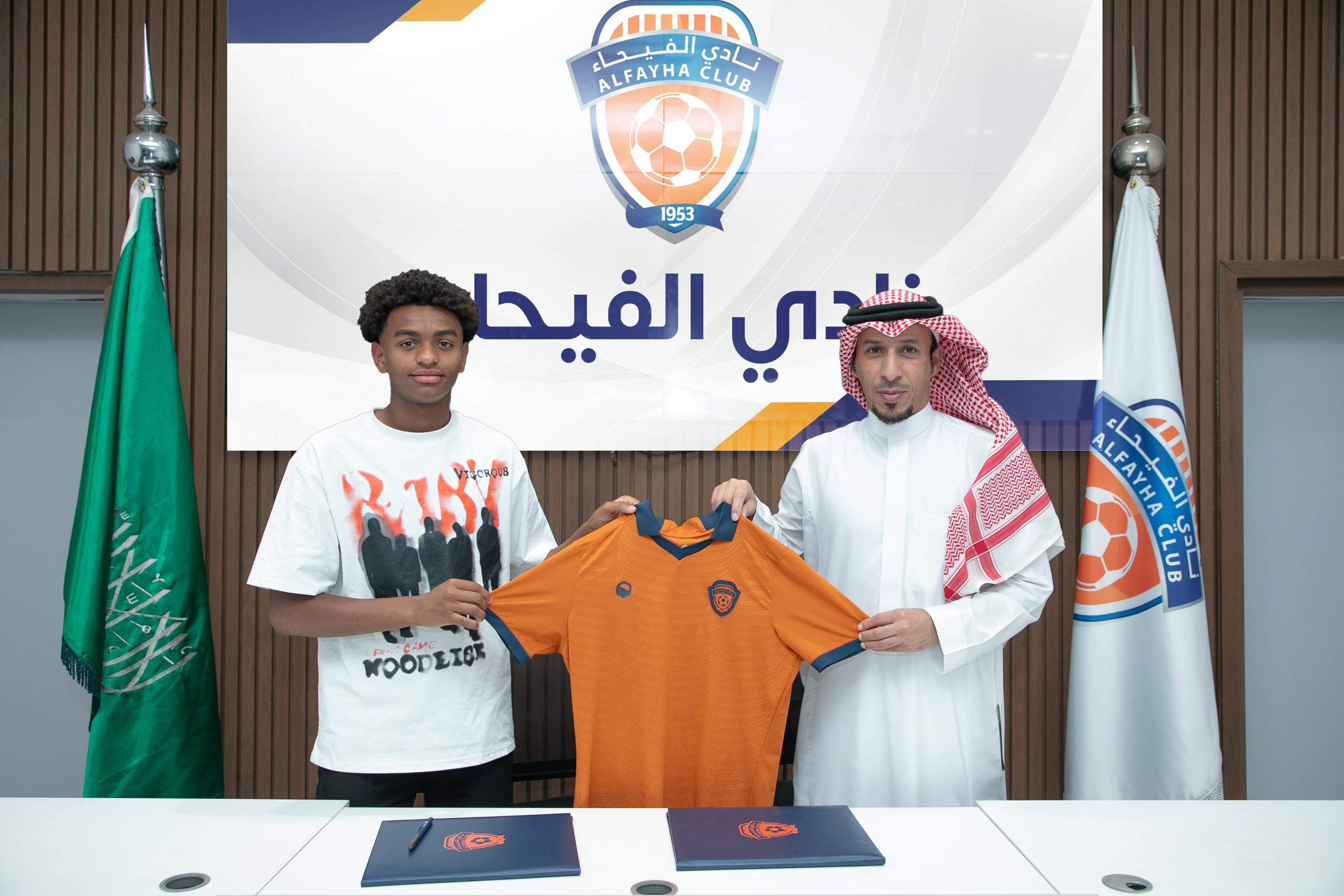 الفيحاء‬⁩ يوقع عقداً احترافياً مع اللاعب اللاعب حميد هزازي "17 سنة" لمدة سنتين .