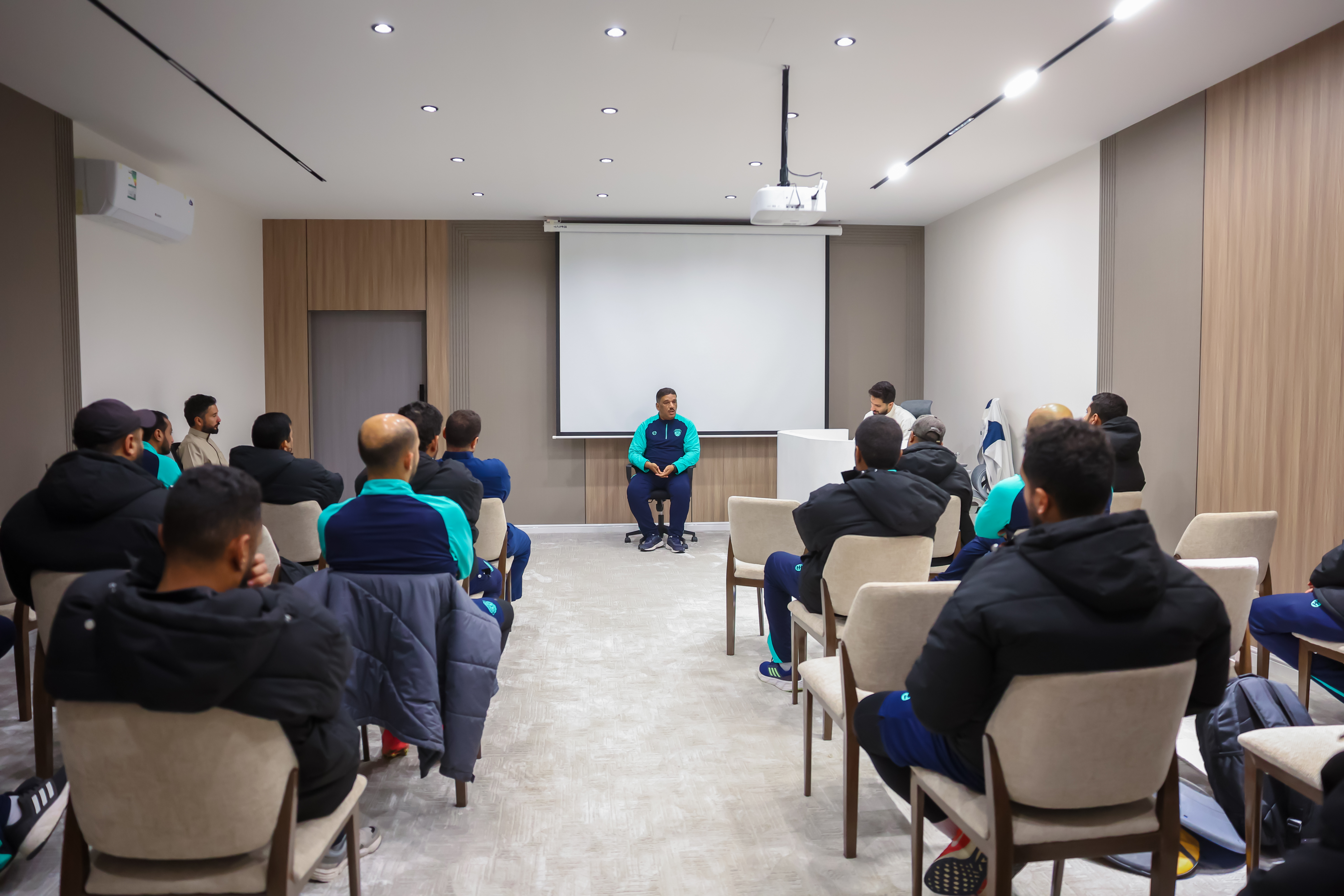 المدير التنفيذي لكرة القدم يعقد اجتماعًا دوريًا مع ممثلي الفئات السنية في نادي الفيحاء