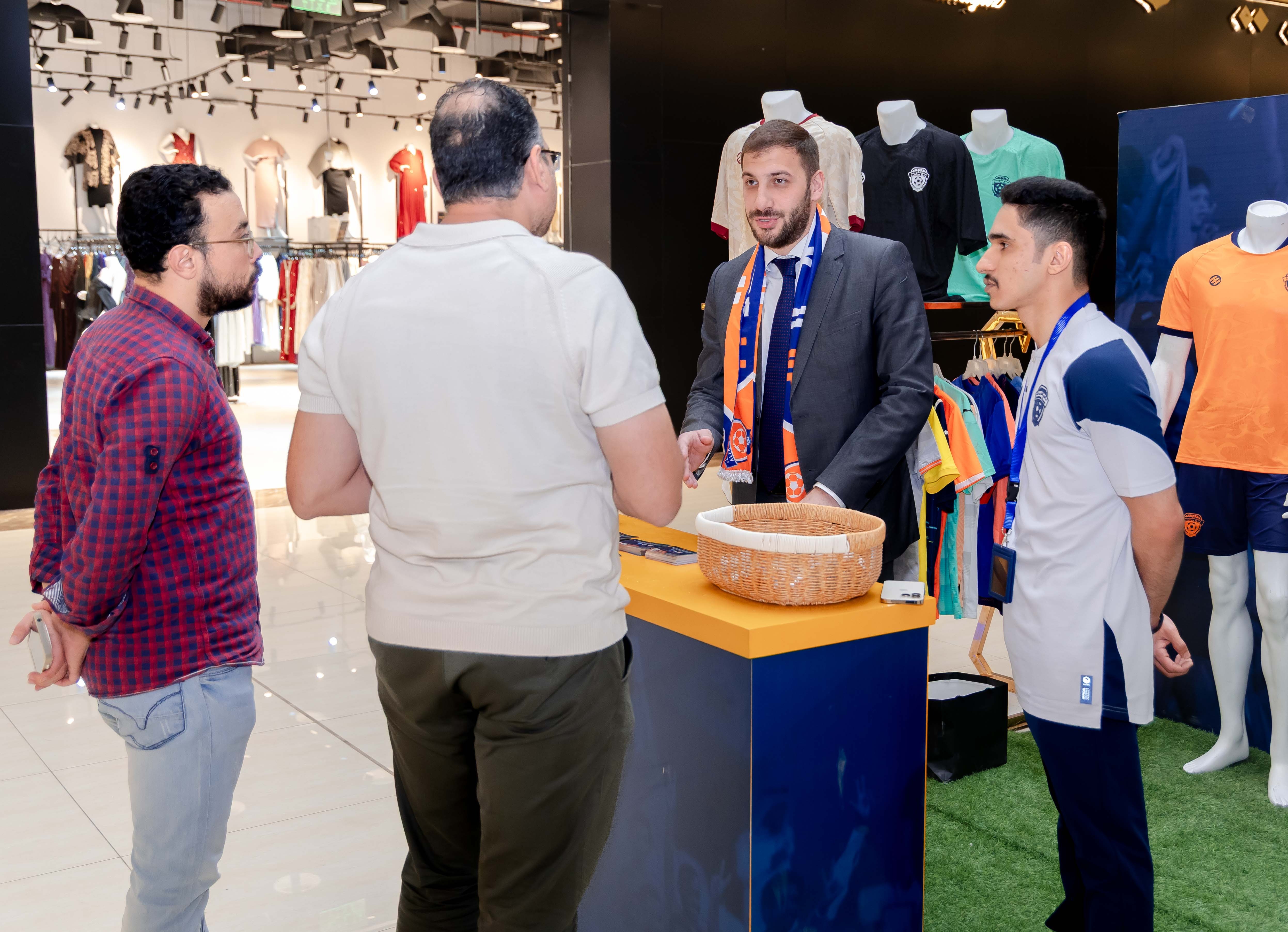 الفيحاء يقيم ركن خاص في كرم مول لتوزيع تذاكر مباراة الفيحاء و الاخدود