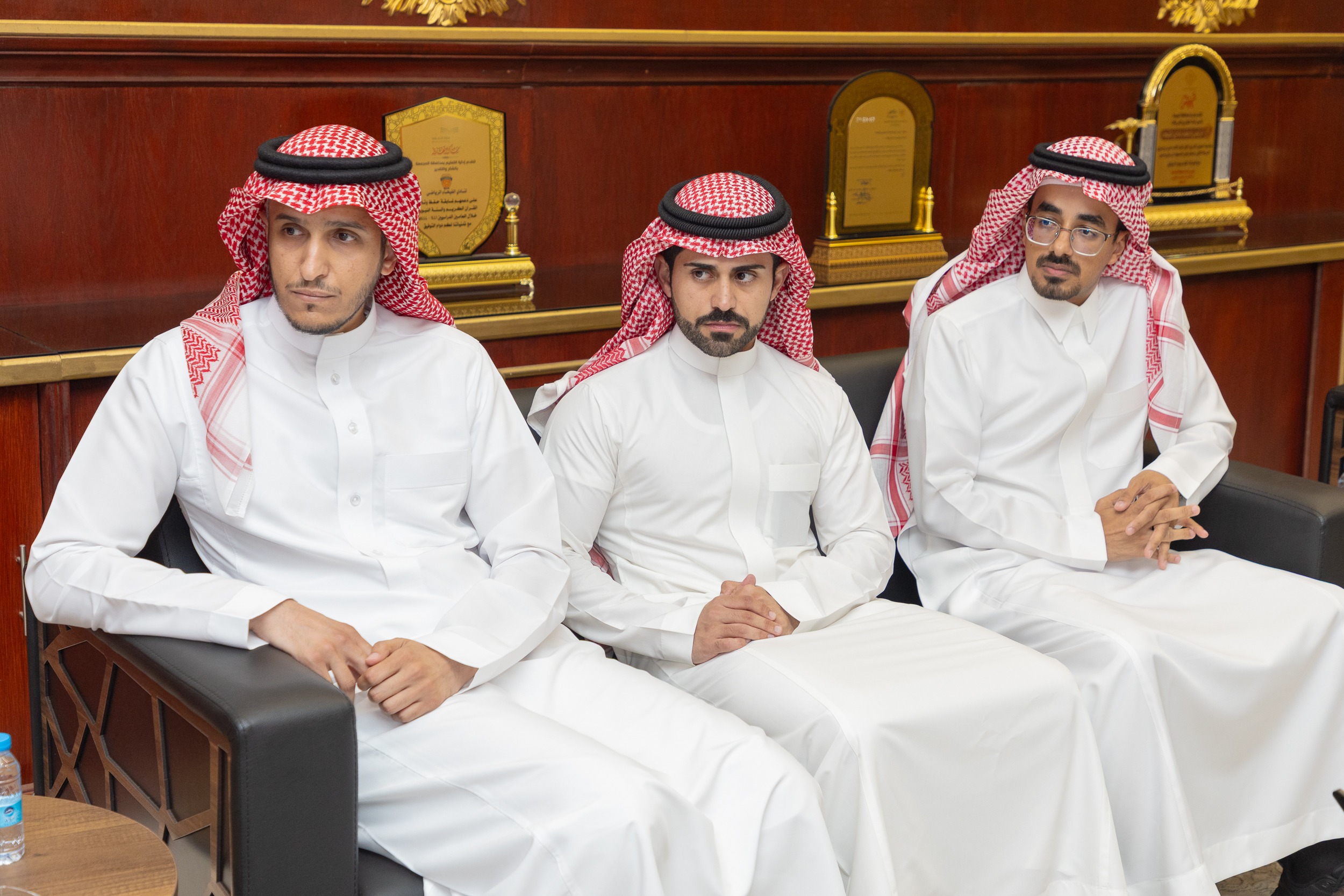 رئيس مجلس إدارة نادي ‫الفيحاء‬ الدكتور توفيق بن صالح المديهيم يكرّم إدارة المسؤولية الاجتماعية بعد تحقيقها المركز الأول في جائزة جامعة المجمعة لخدمة المجتمع .