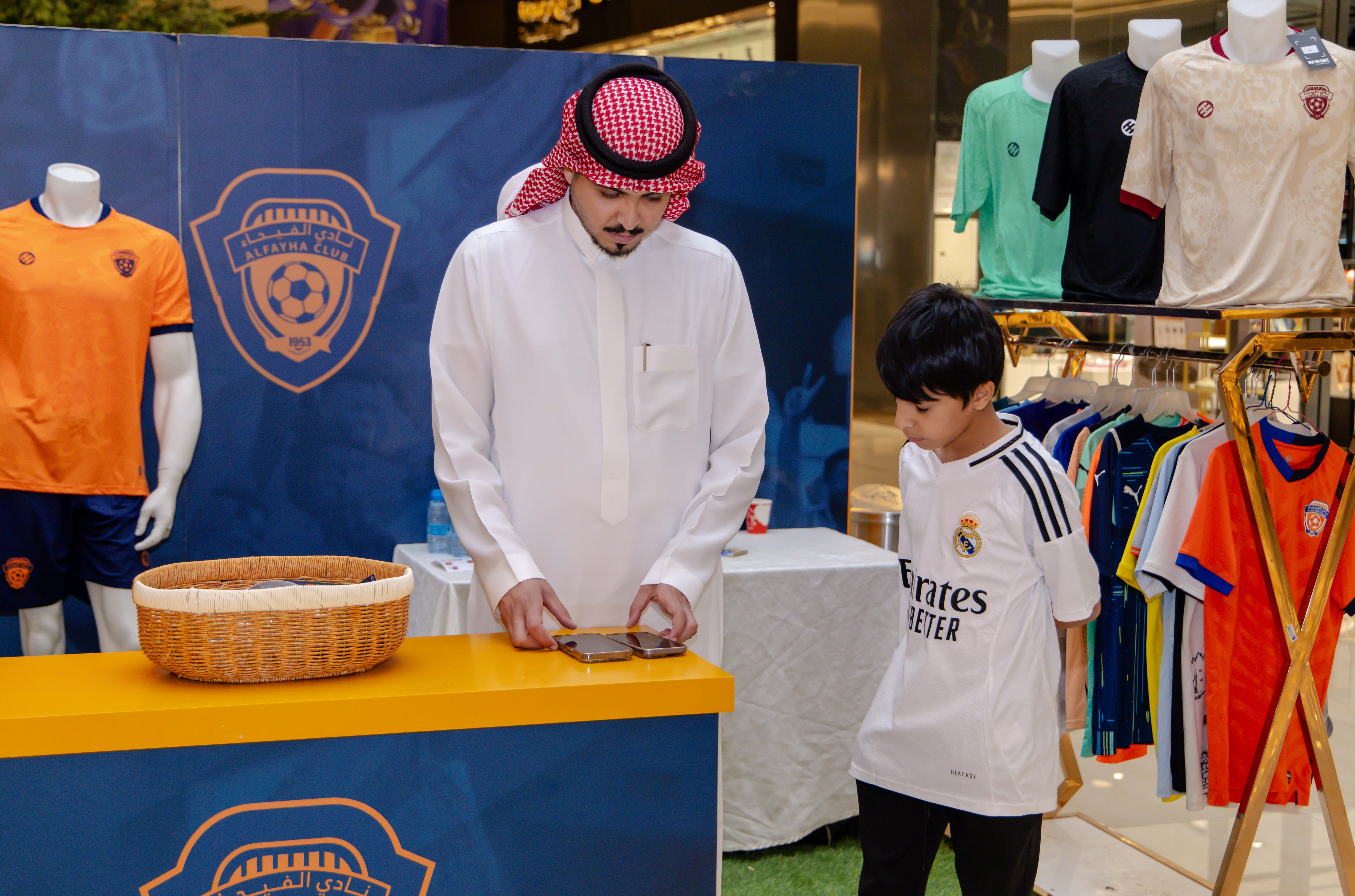 الفيحاء يواصل إقامة الركن الخاص في كرم مول لتوزيع تذاكر مباراة الفيحاء و الأخدود