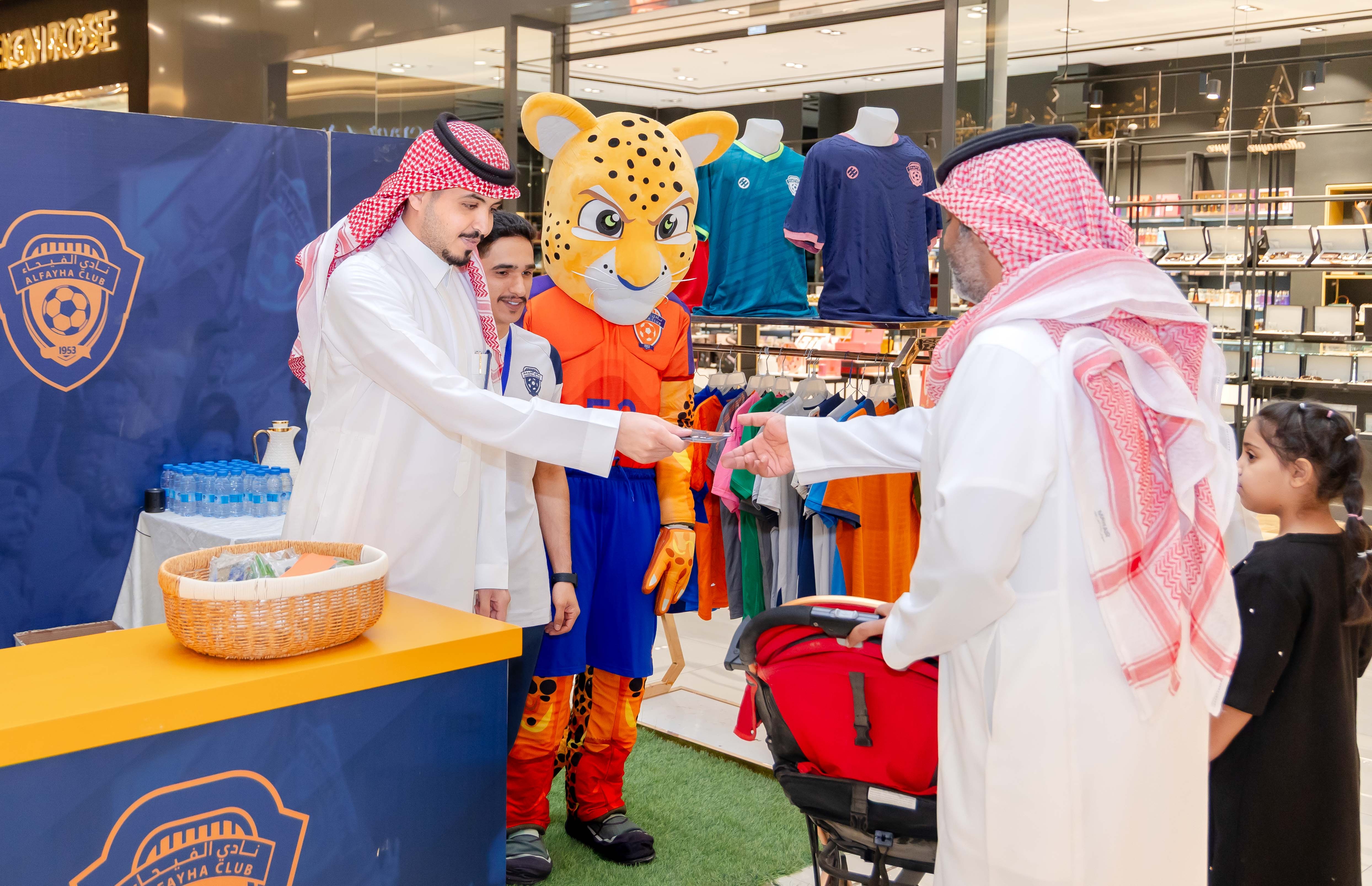 الفيحاء يقيم ركن خاص في كرم مول لتوزيع تذاكر مباراة الفيحاء و الاخدود