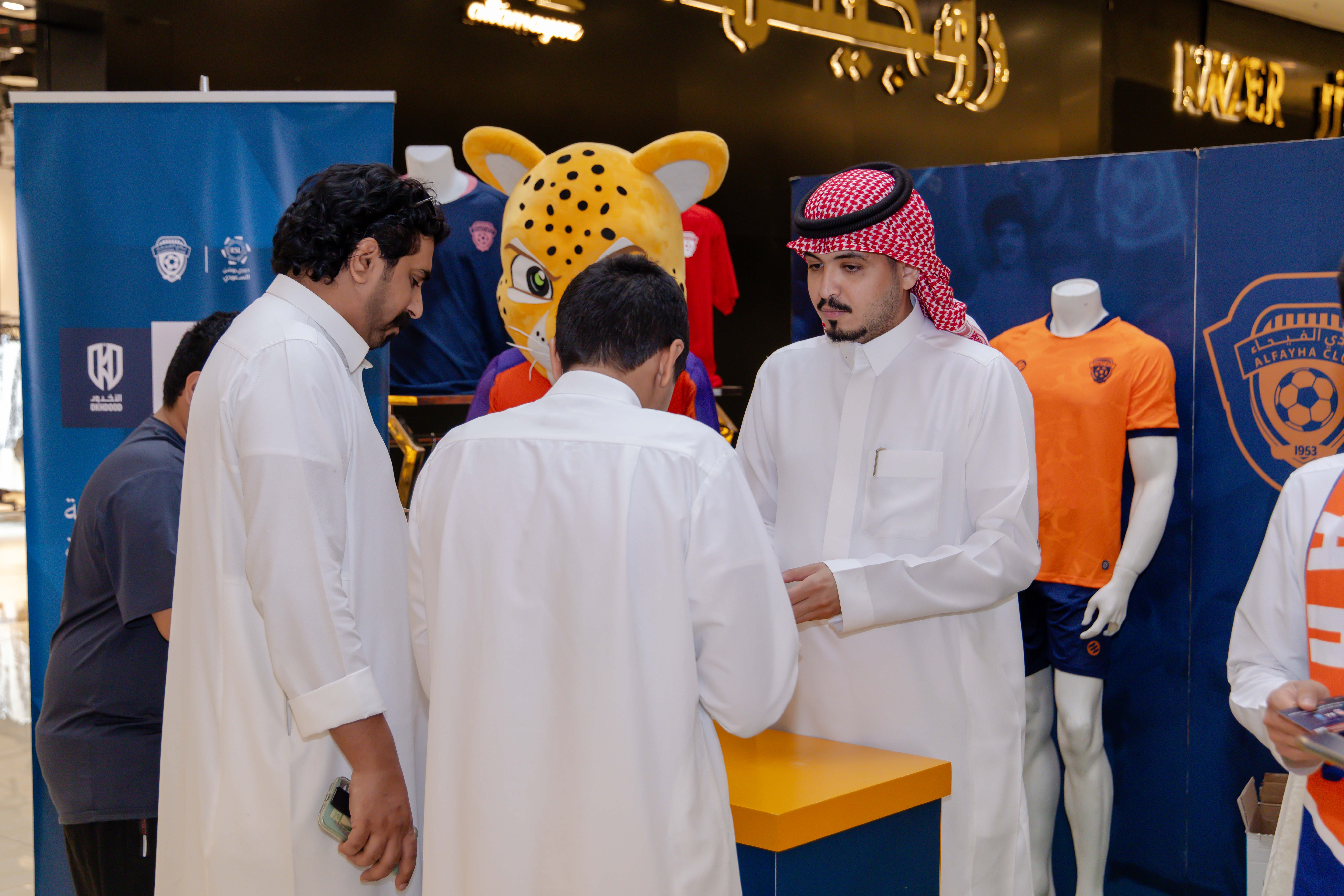 الفيحاء يواصل إقامة الركن الخاص في كرم مول لتوزيع تذاكر مباراة الفيحاء و الأخدود