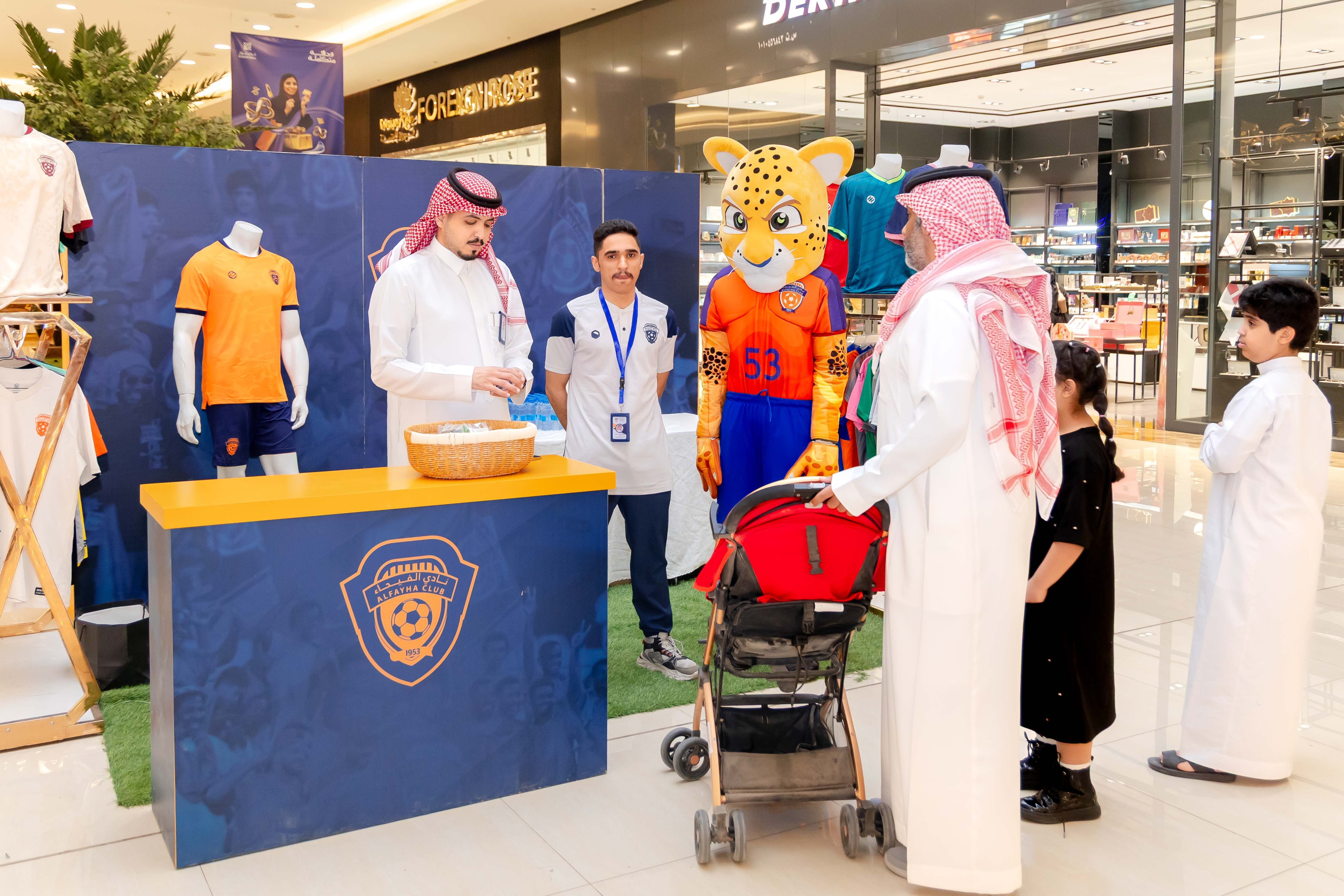 الفيحاء يقيم ركن خاص في كرم مول لتوزيع تذاكر مباراة الفيحاء و الاخدود