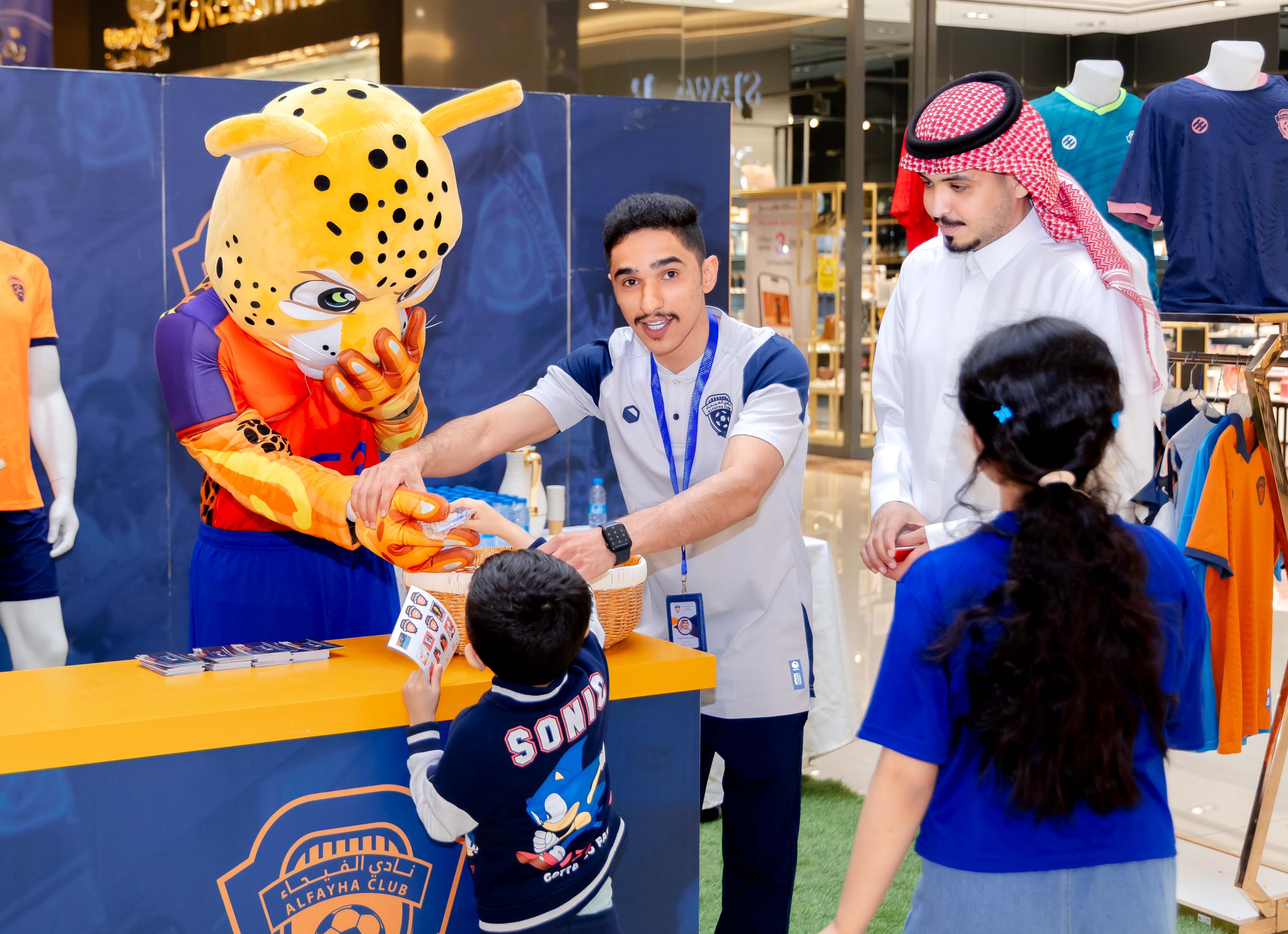 الفيحاء يقيم ركن خاص في كرم مول لتوزيع تذاكر مباراة الفيحاء و الاخدود