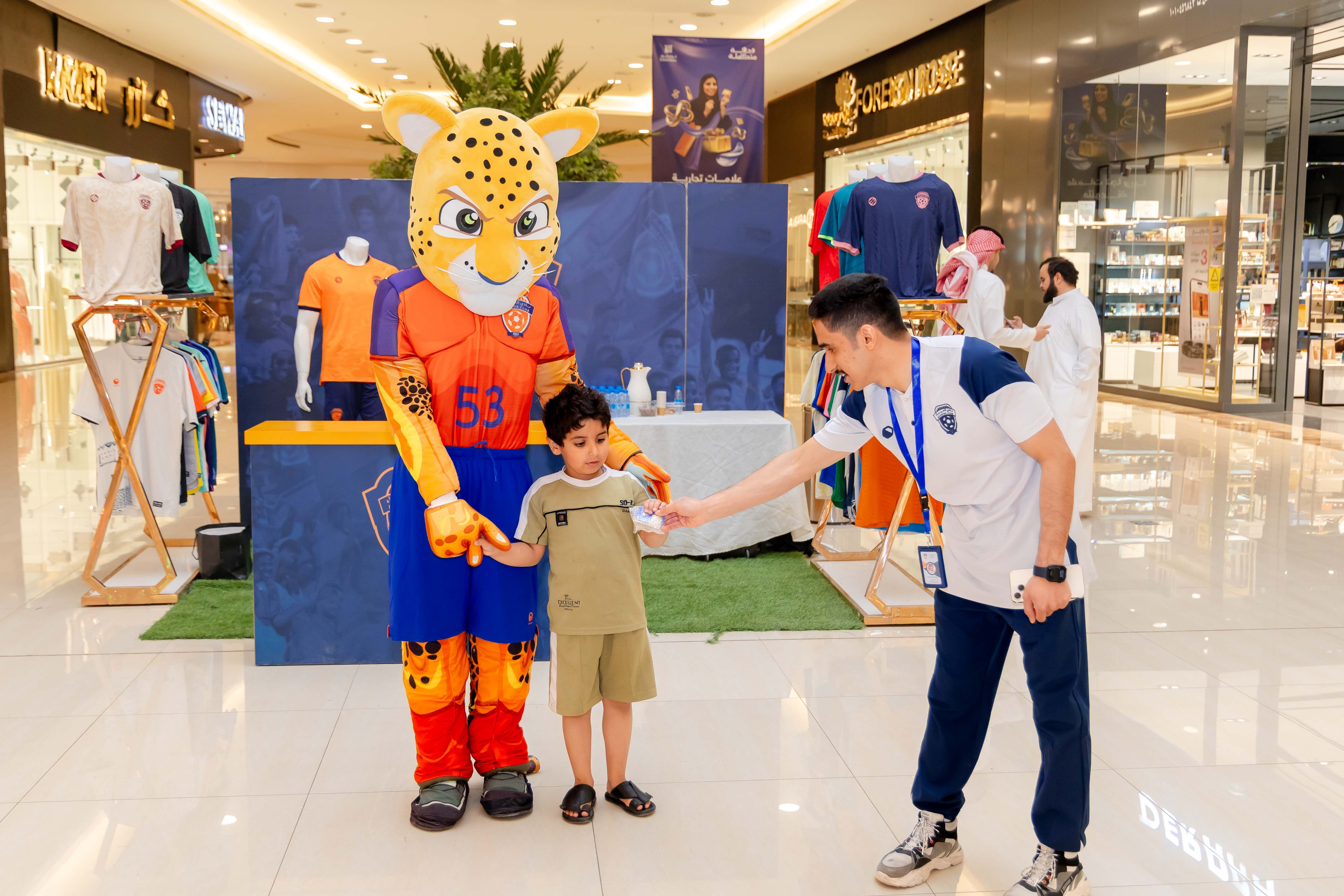 الفيحاء يقيم ركن خاص في كرم مول لتوزيع تذاكر مباراة الفيحاء و الاخدود