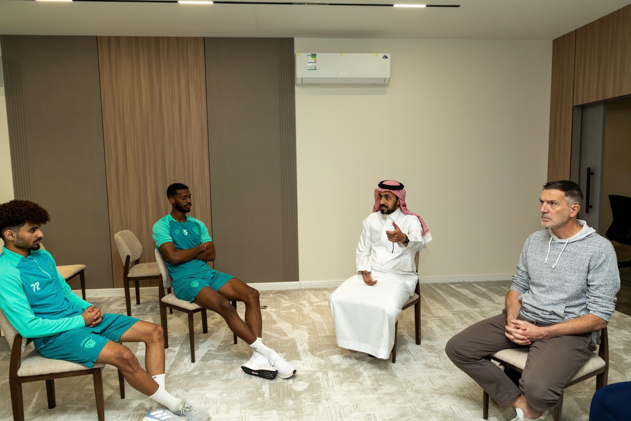 الجهاز الفني المساعد للمنتخب الوطني الأول يزور نادي الفيحاء