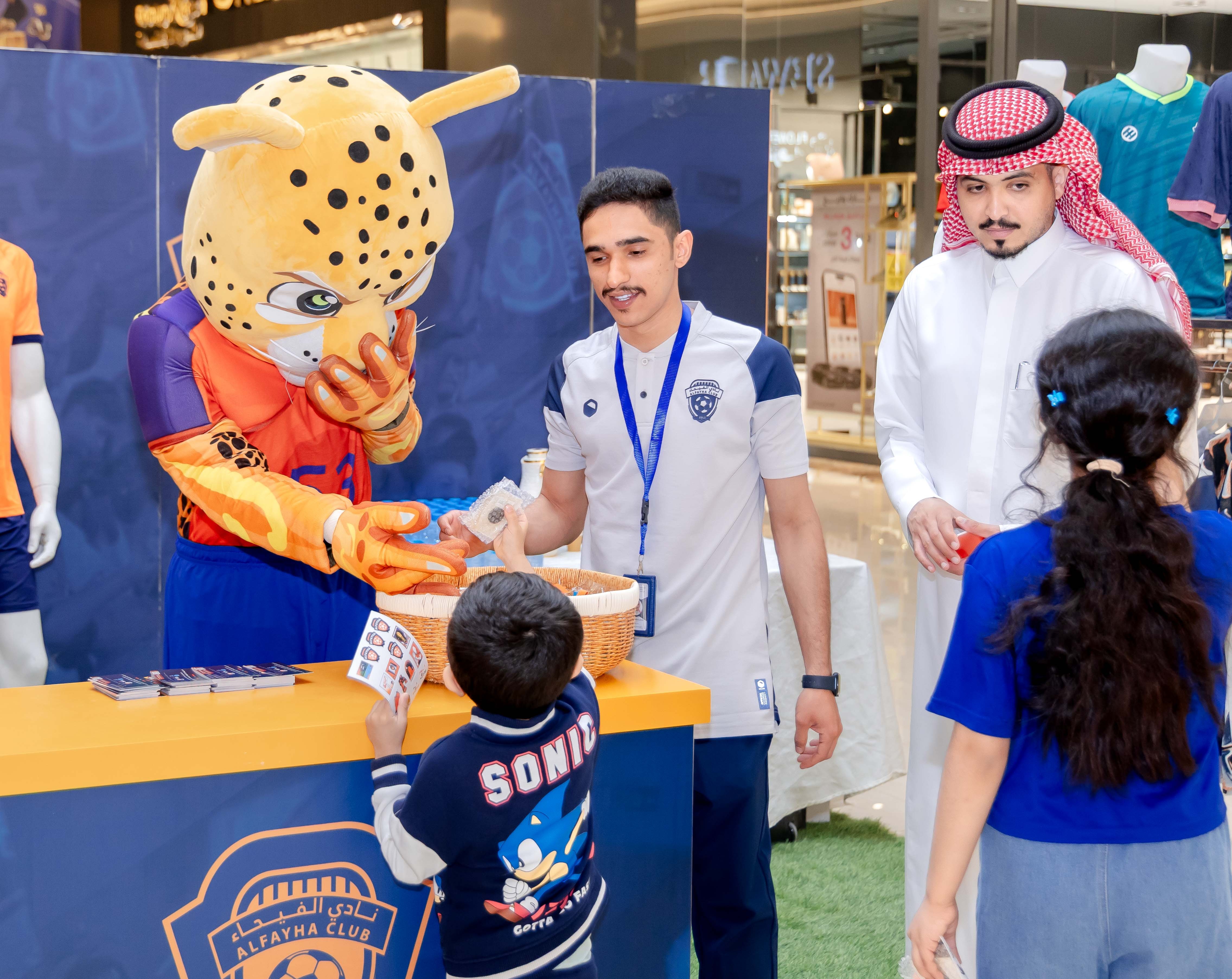 الفيحاء يقيم ركن خاص في كرم مول لتوزيع تذاكر مباراة الفيحاء و الاخدود