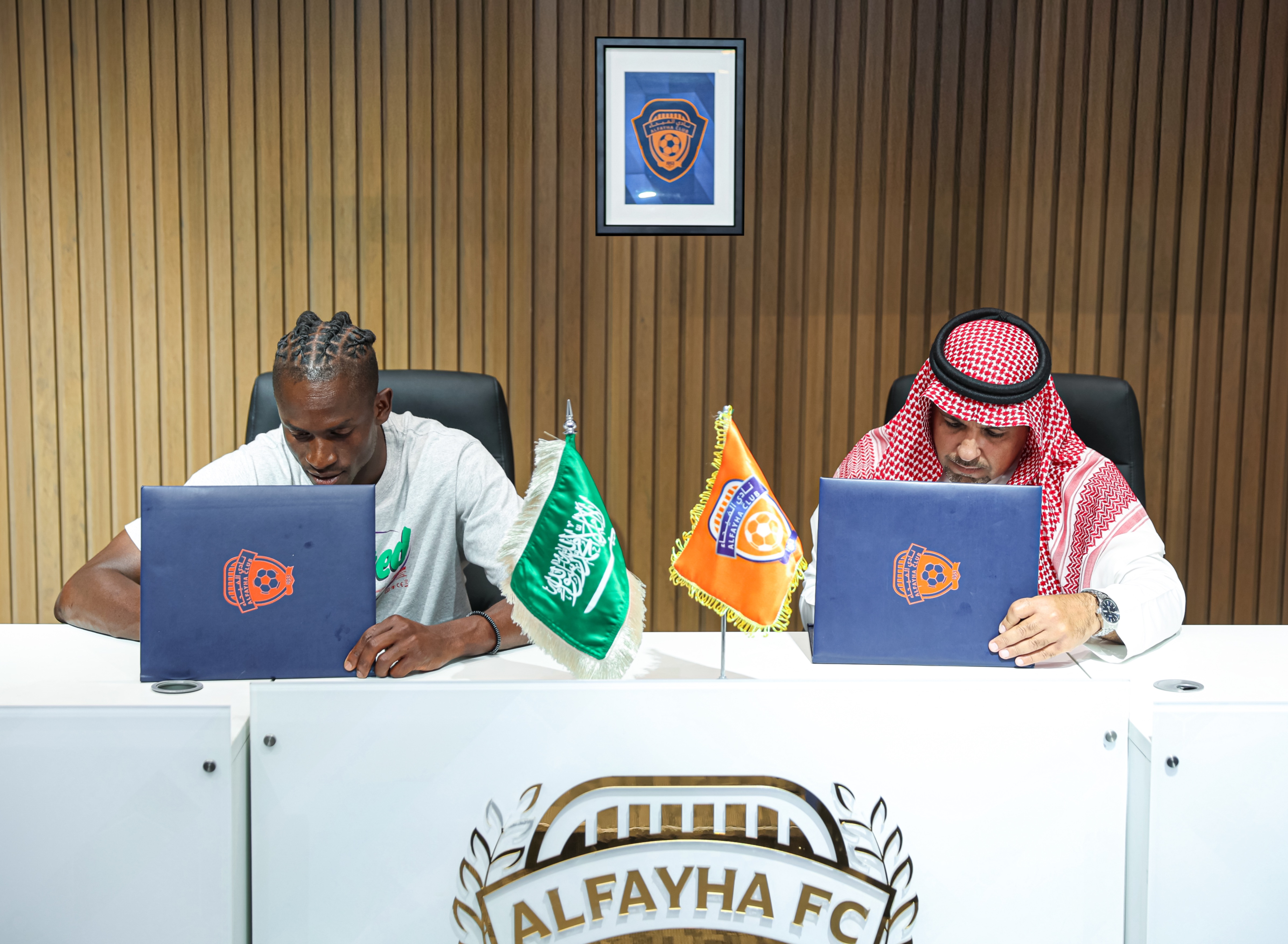 مجلس إدارة نادي الفيحاء ينهي إجراءات التعاقد مع لاعب خط الوسط الدولي الغيني ألفا سيميدو لمدة ثلاثة مواسم في صفقة انتقال حر