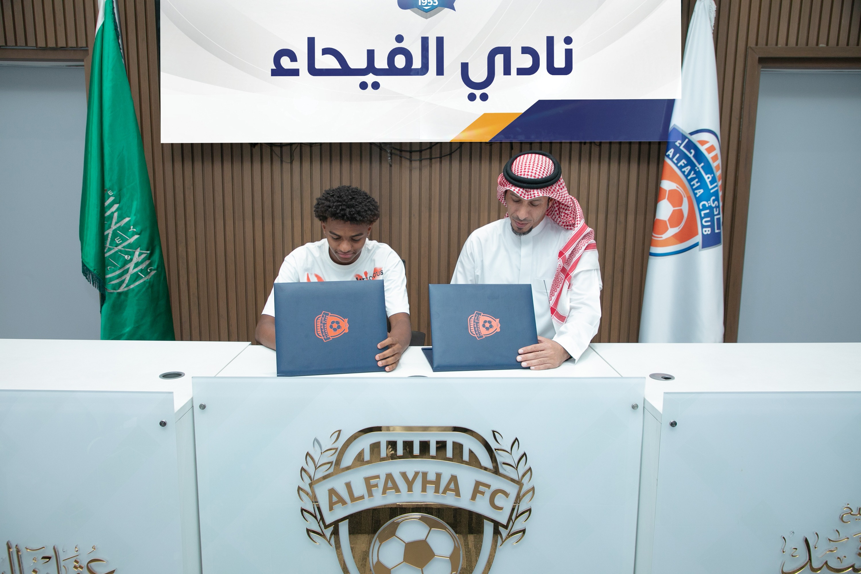 الفيحاء يوقع عقداً احترافياً مع اللاعب اللاعب حميد هزازي "17 سنة" لمدة سنتين .