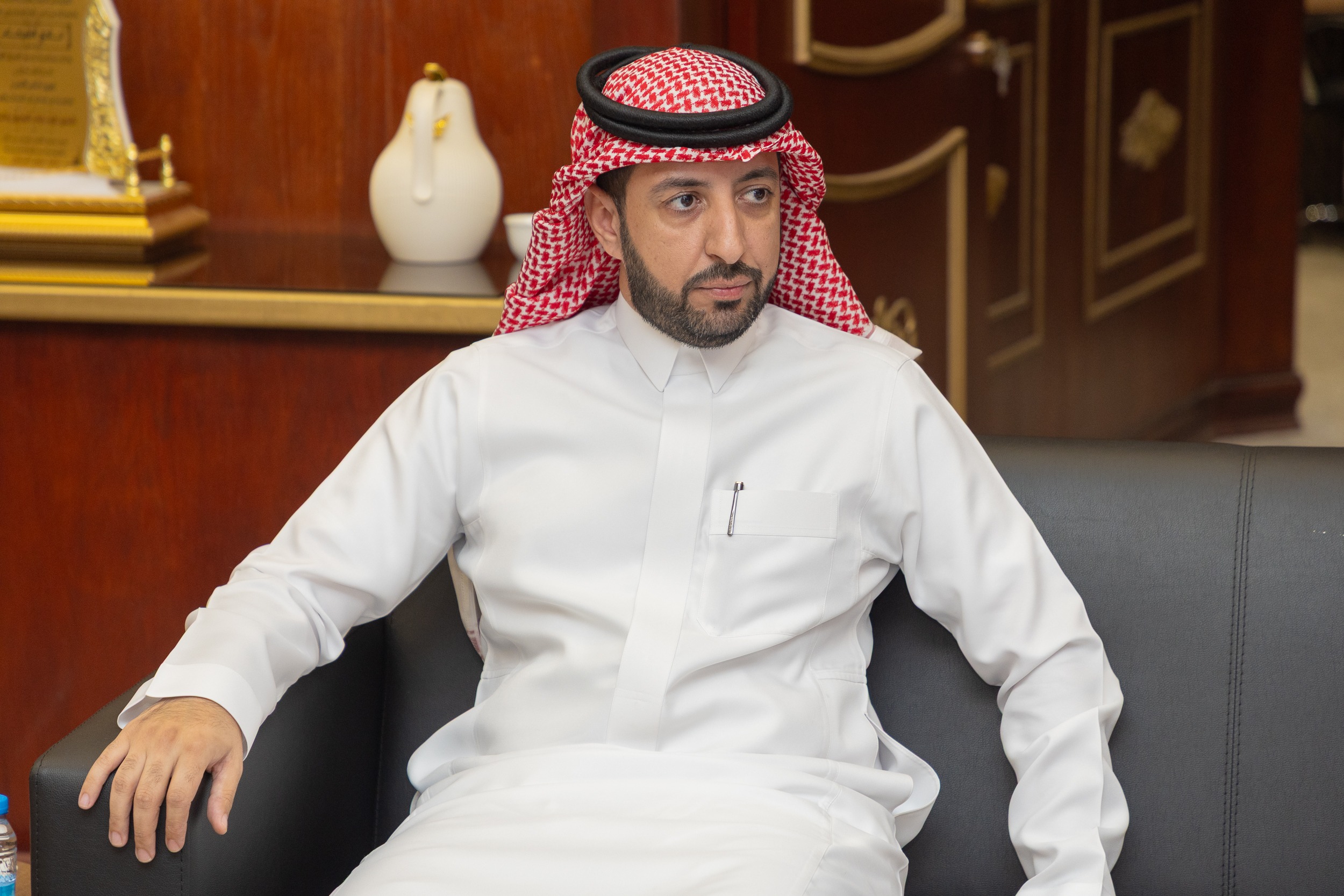 رئيس مجلس إدارة نادي ‫الفيحاء‬ الدكتور توفيق بن صالح المديهيم يكرّم إدارة المسؤولية الاجتماعية بعد تحقيقها المركز الأول في جائزة جامعة المجمعة لخدمة المجتمع .