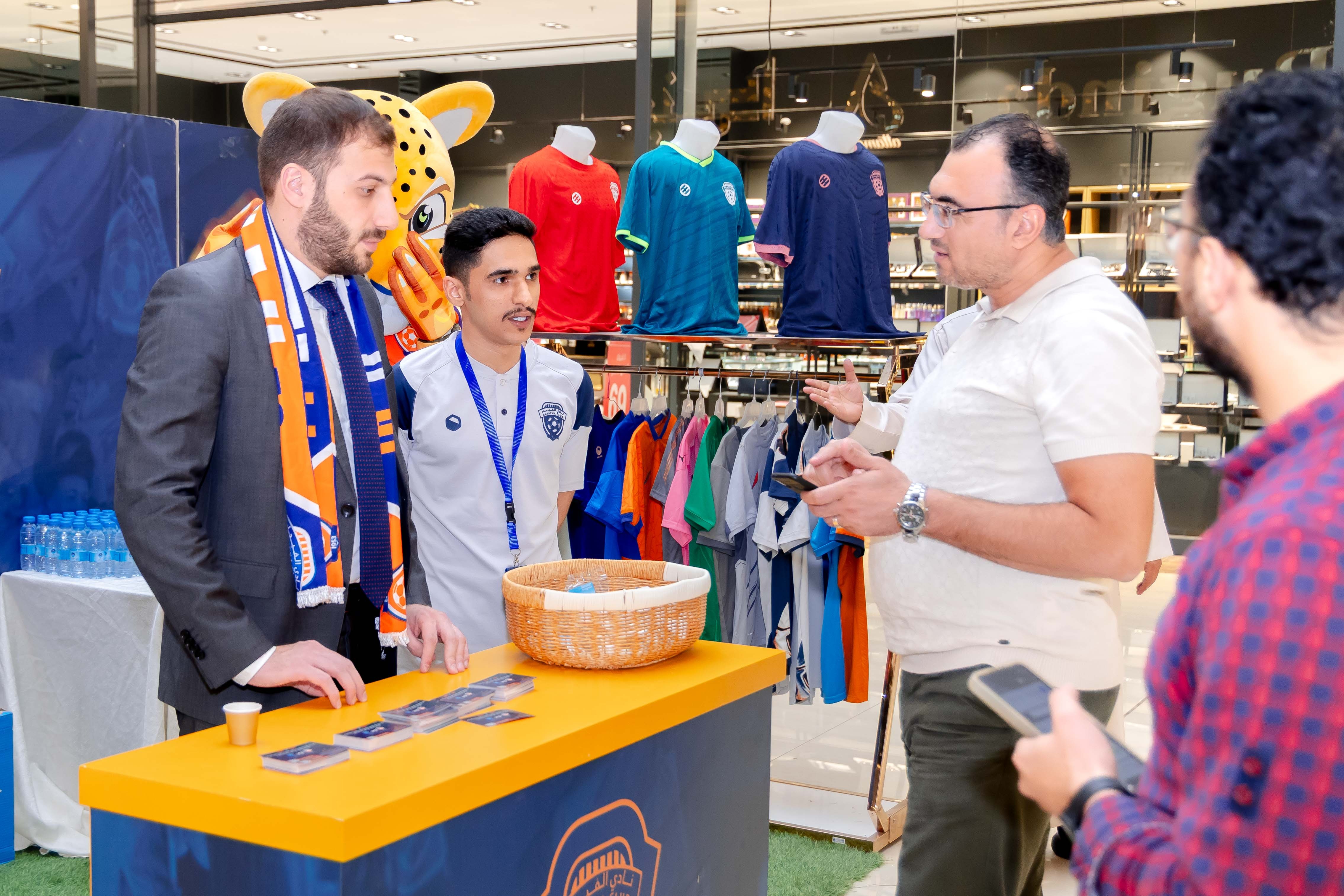 الفيحاء يقيم ركن خاص في كرم مول لتوزيع تذاكر مباراة الفيحاء و الاخدود