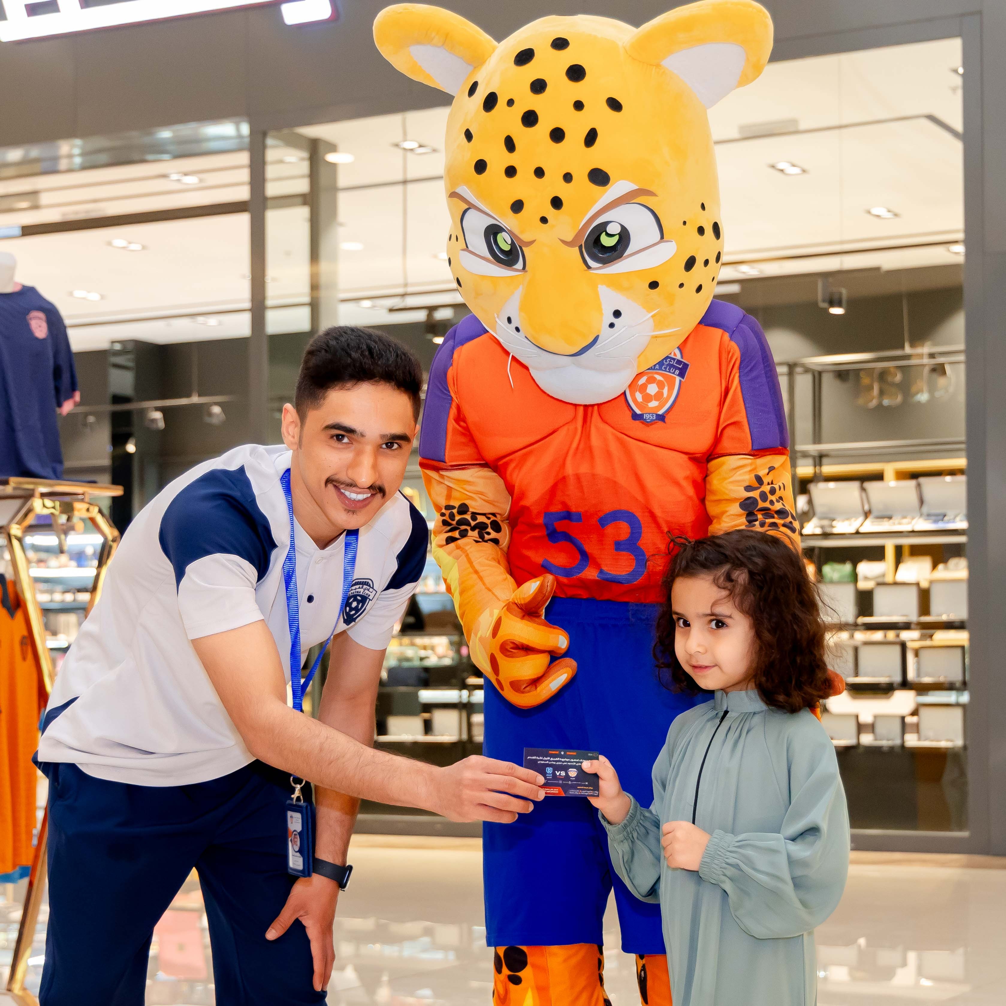 الفيحاء يقيم ركن خاص في كرم مول لتوزيع تذاكر مباراة الفيحاء و الاخدود