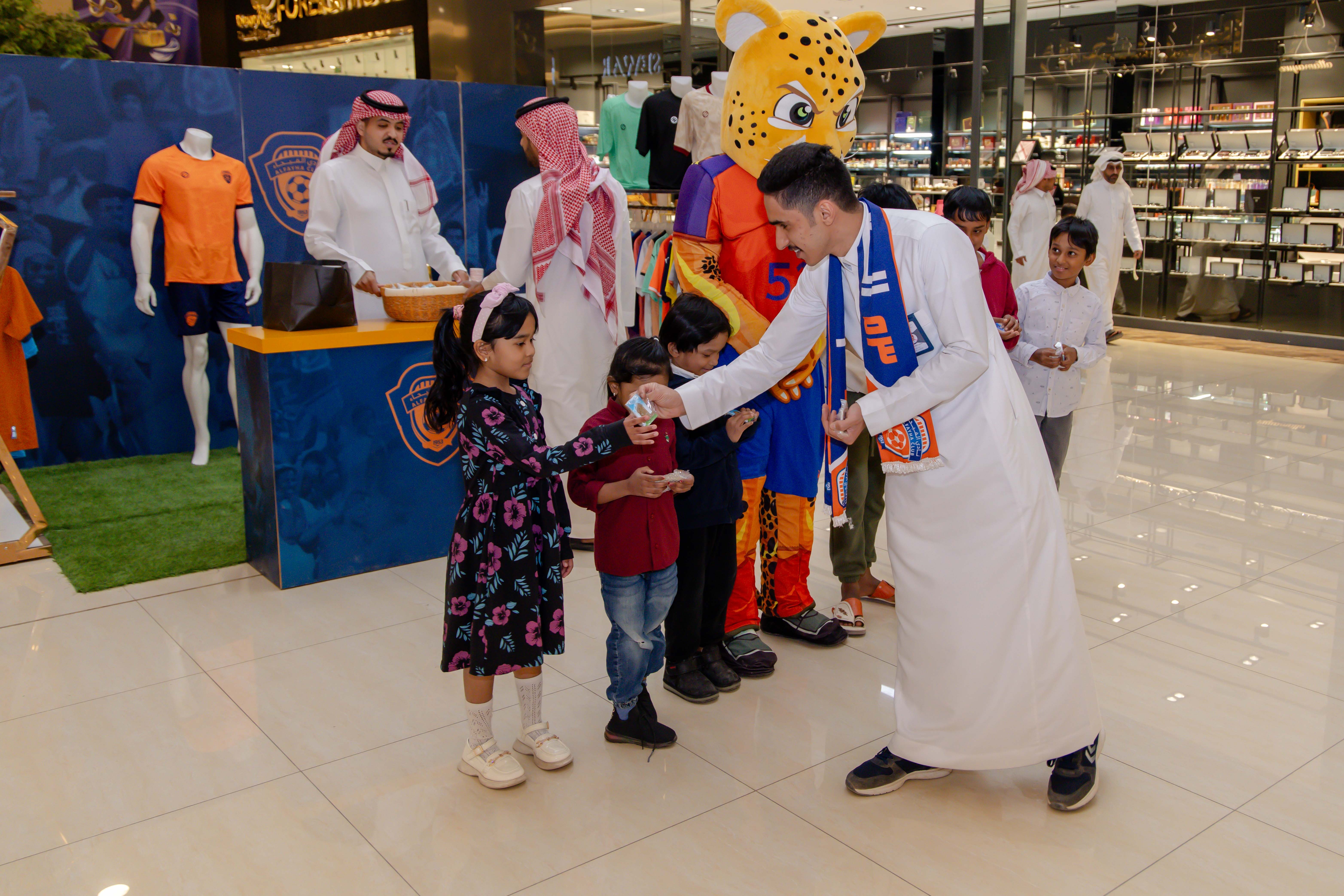 الفيحاء يواصل إقامة الركن الخاص في كرم مول لتوزيع تذاكر مباراة الفيحاء و الأخدود