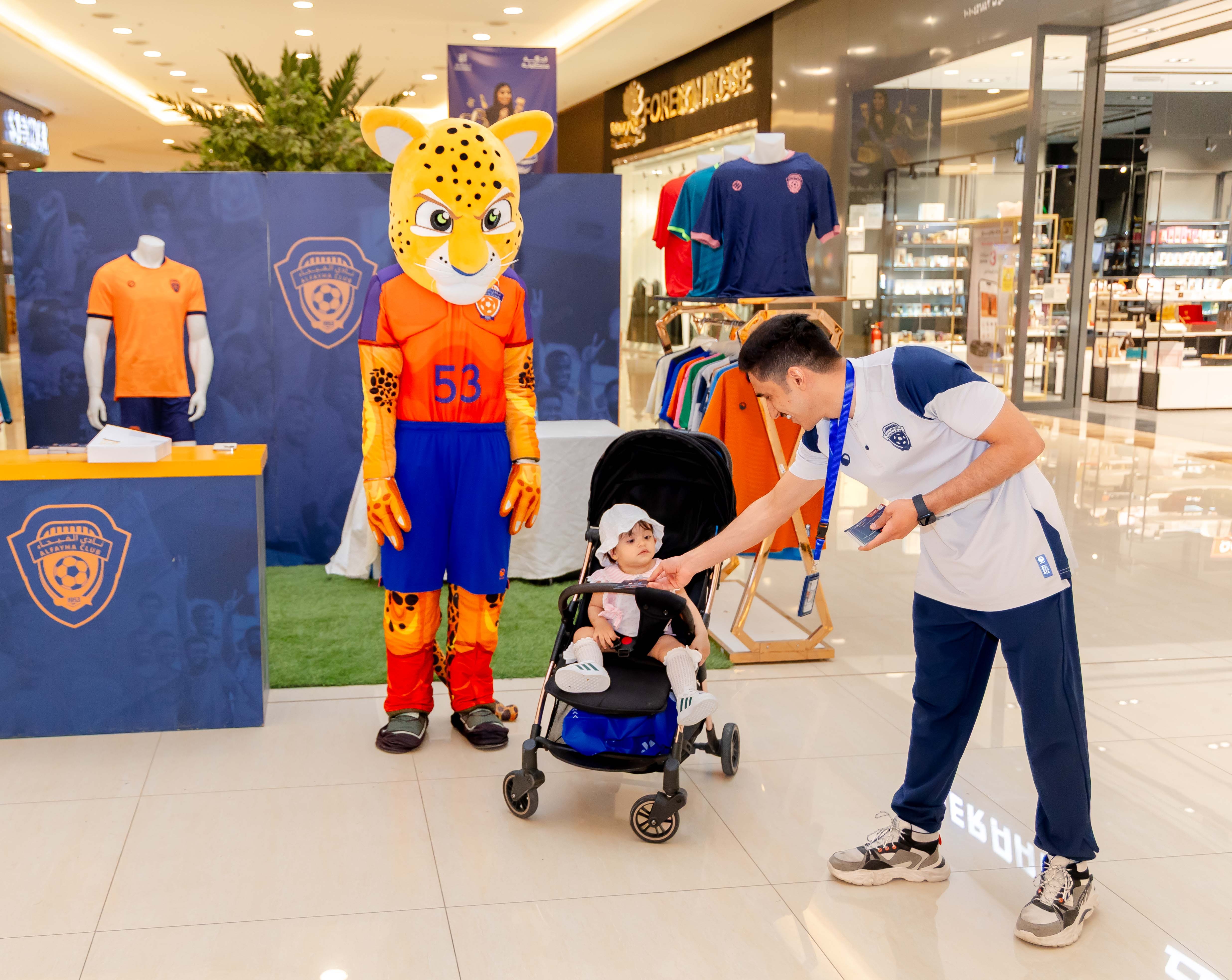 الفيحاء يقيم ركن خاص في كرم مول لتوزيع تذاكر مباراة الفيحاء و الاخدود