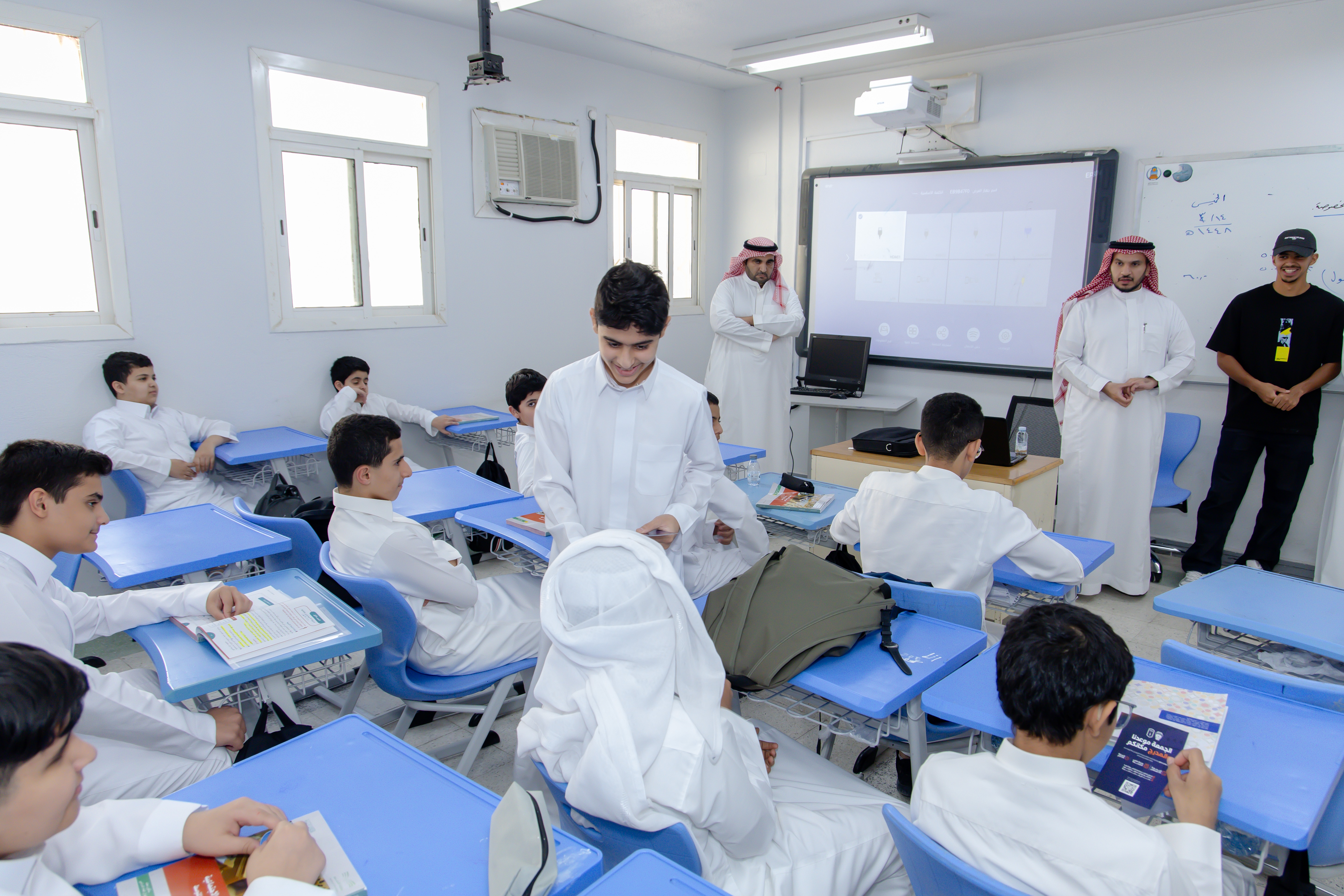 ضمن الحملة الترويجية لمبارة الفيحاء وأبها، الفيحاء يزور متوسطة المجمعة