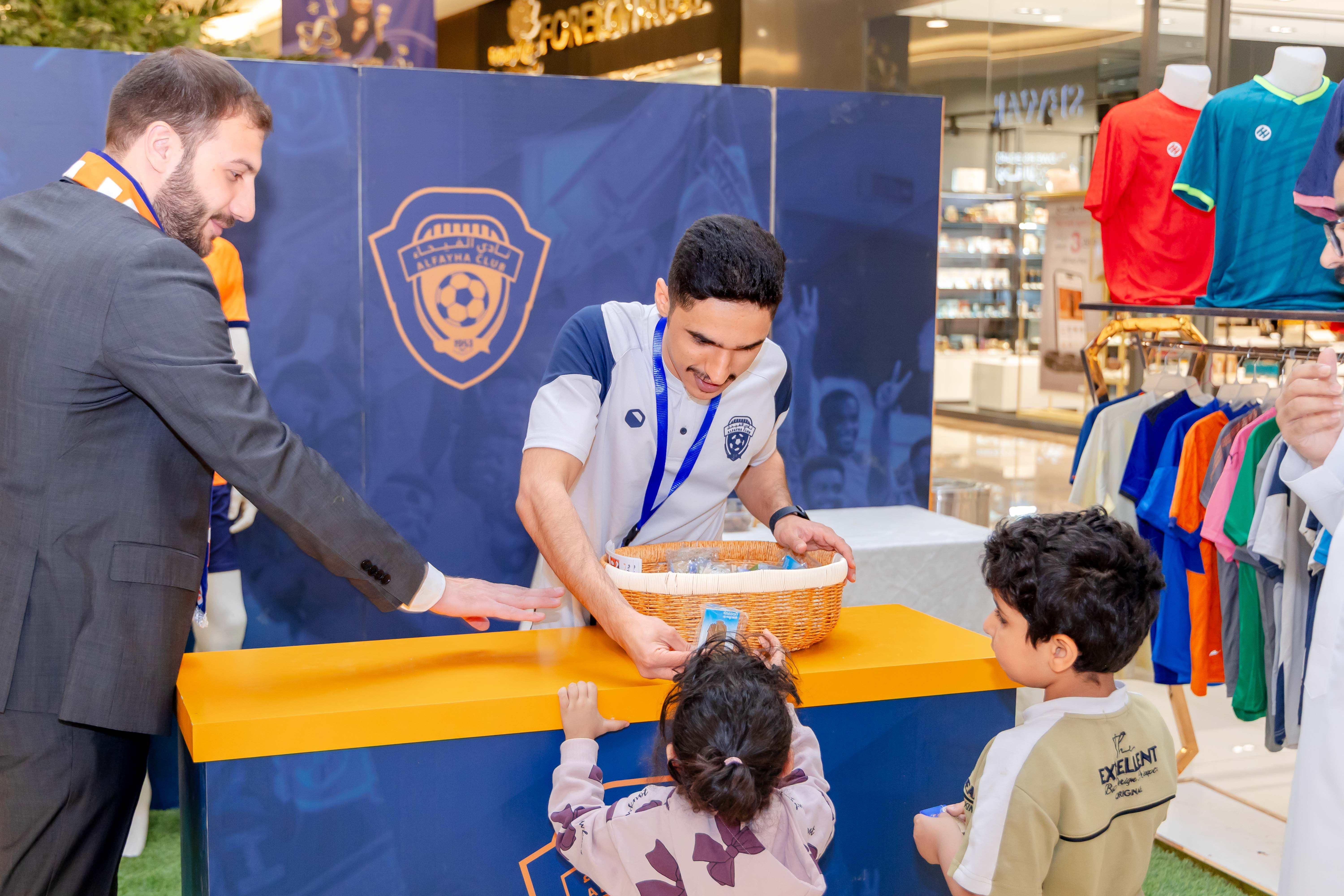 الفيحاء يقيم ركن خاص في كرم مول لتوزيع تذاكر مباراة الفيحاء و الاخدود