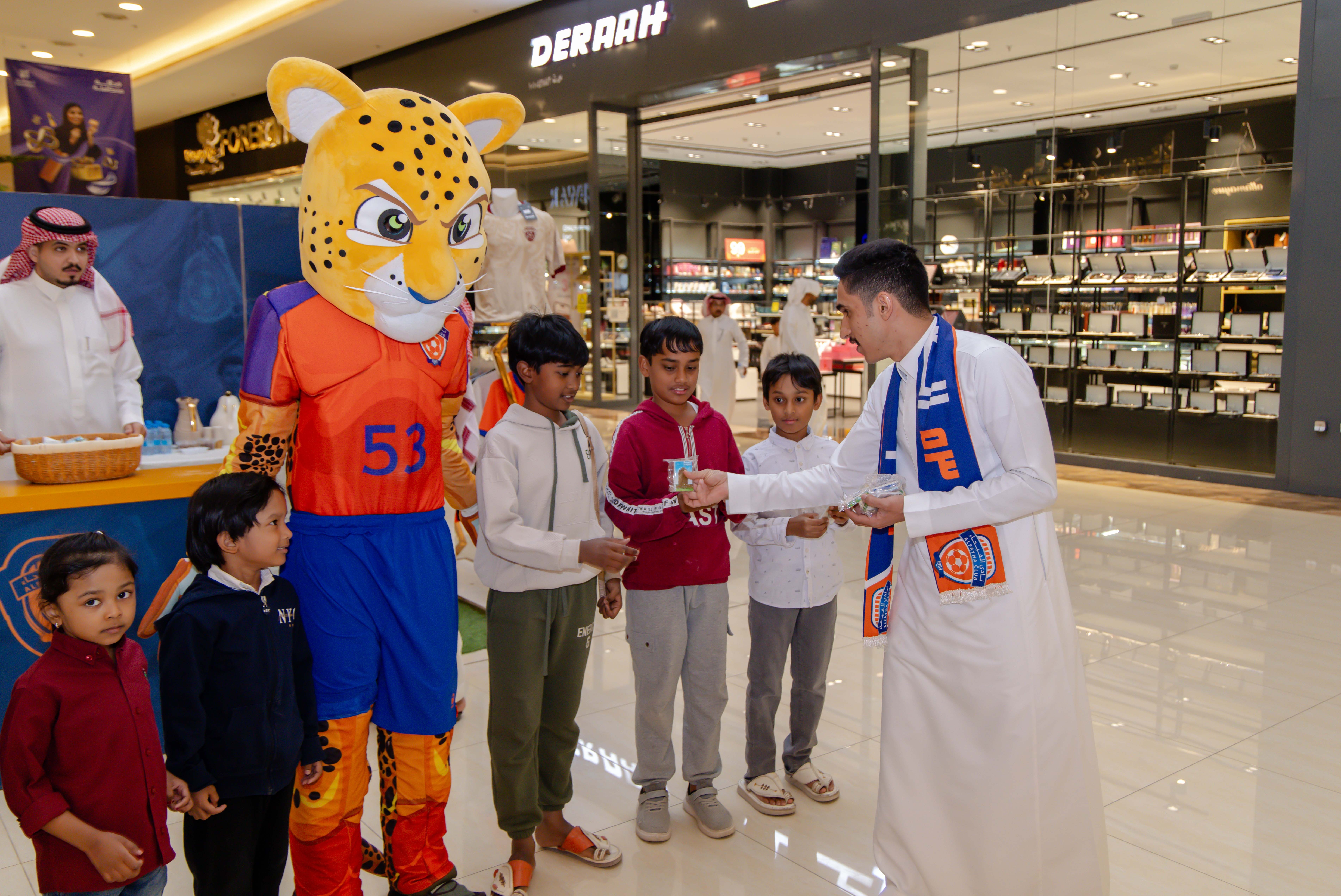 الفيحاء يواصل إقامة الركن الخاص في كرم مول لتوزيع تذاكر مباراة الفيحاء و الأخدود