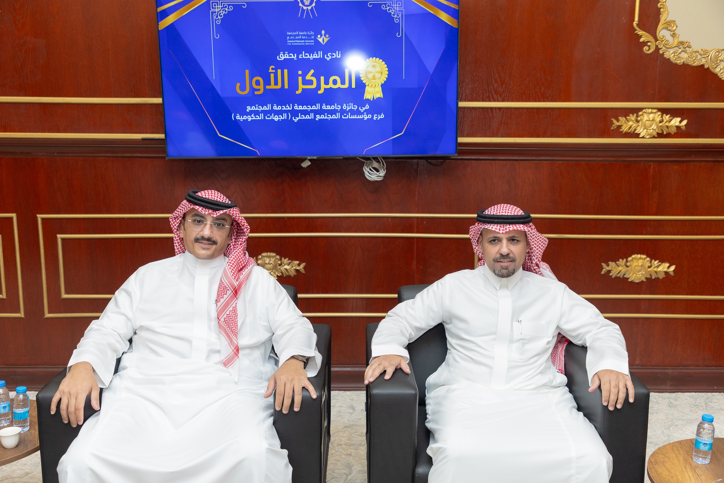 رئيس مجلس إدارة نادي ‫الفيحاء‬ الدكتور توفيق بن صالح المديهيم يكرّم إدارة المسؤولية الاجتماعية بعد تحقيقها المركز الأول في جائزة جامعة المجمعة لخدمة المجتمع .