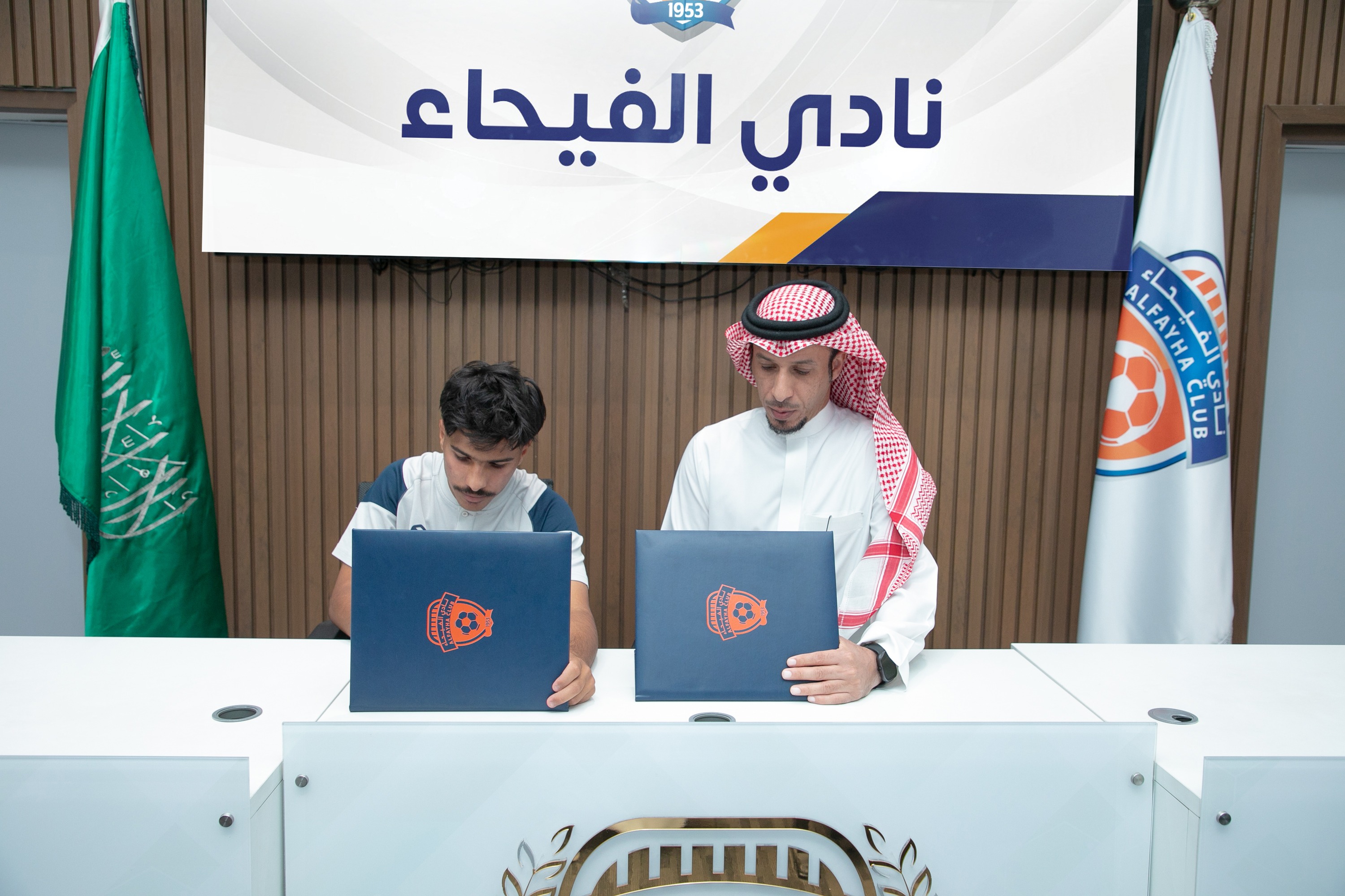 الفيحاء يوقع عقداً احترافياً مع اللاعب حمد آل منيف "16 سنة" لمدة سنتين .