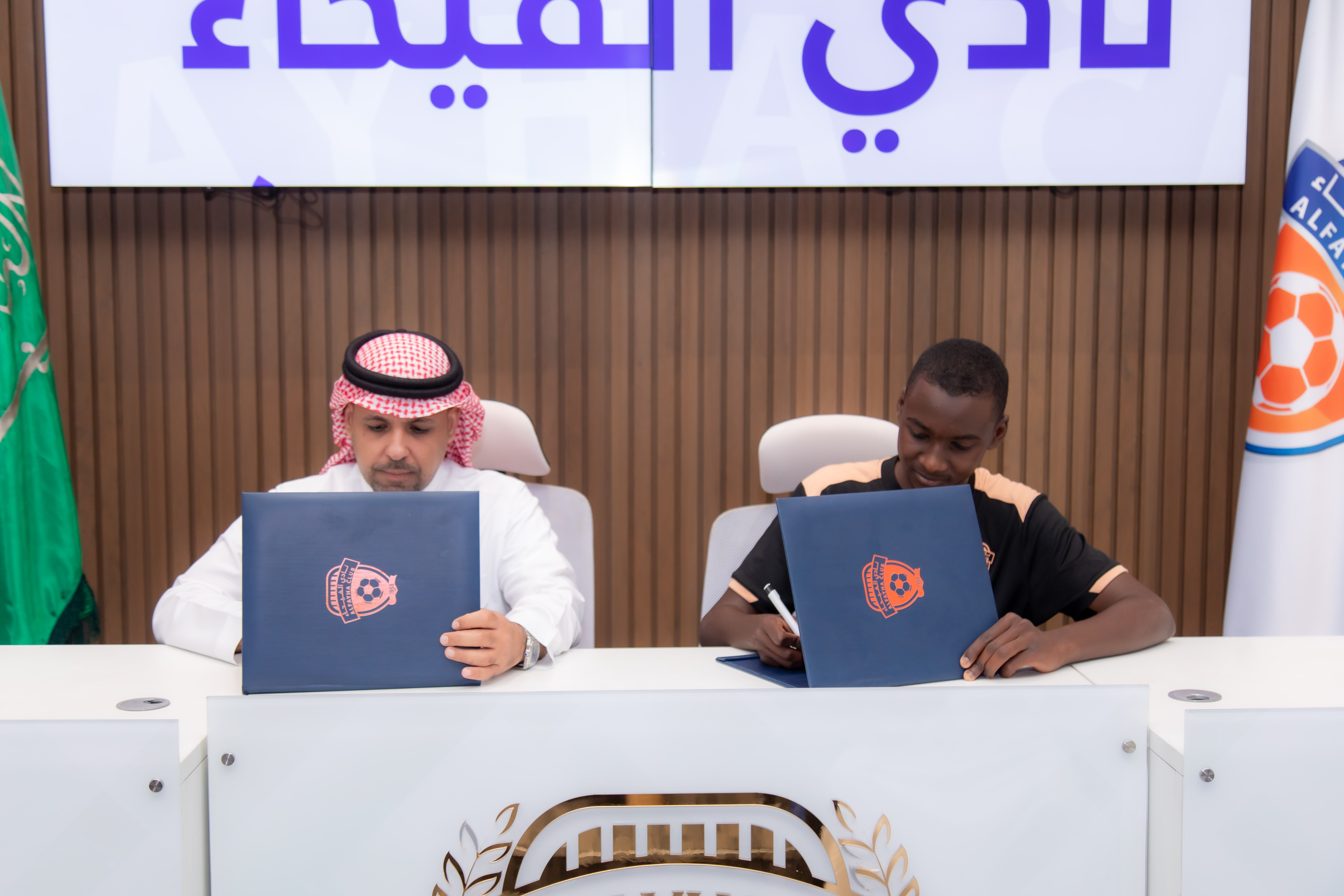 الفيحاء يوقع عقداً احترافياً مع لاعب فريق الفيحاء تحت ١٥ سنة " عبدالله الأكلبي " لمدة ثلاث سنوات