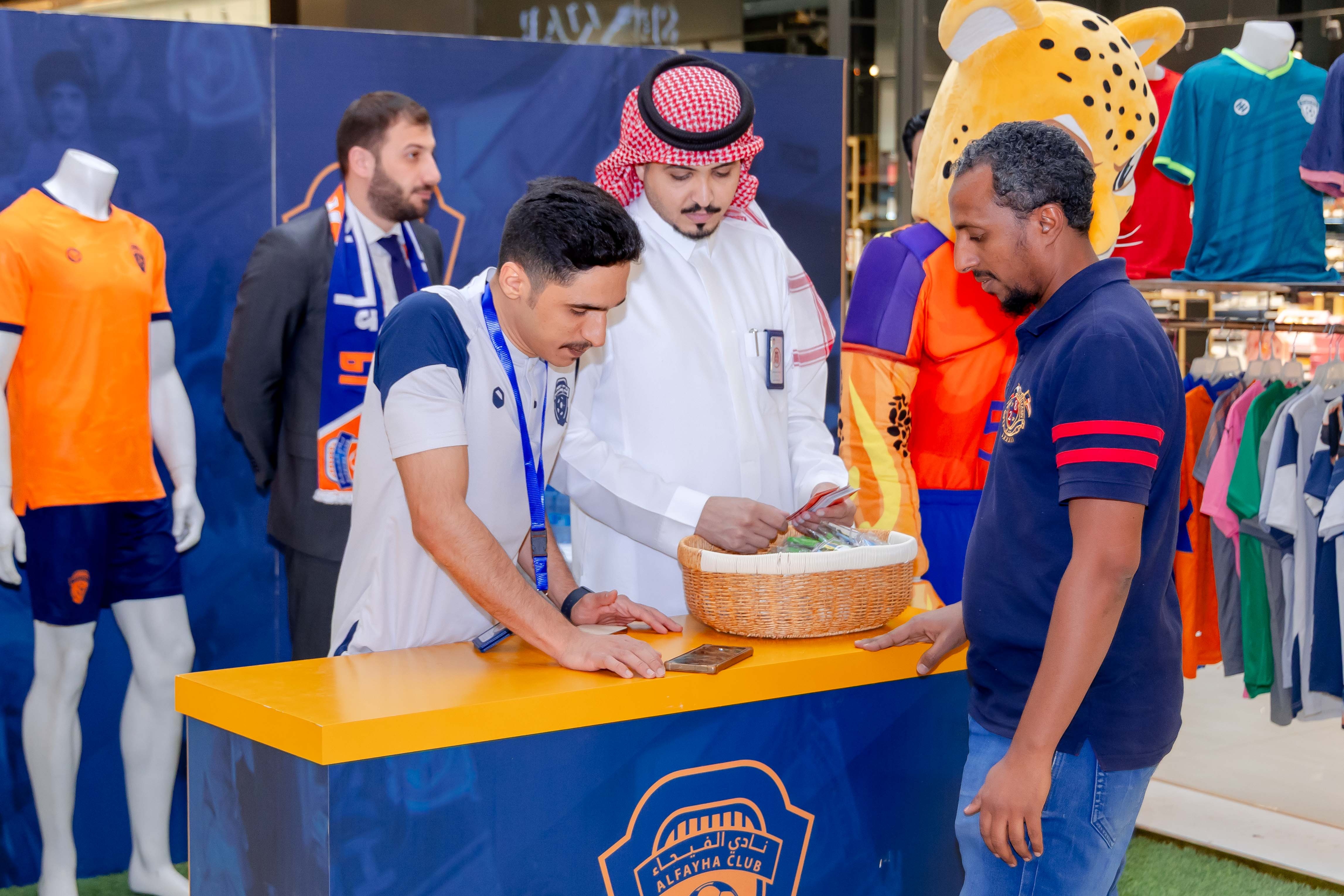 الفيحاء يقيم ركن خاص في كرم مول لتوزيع تذاكر مباراة الفيحاء و الاخدود