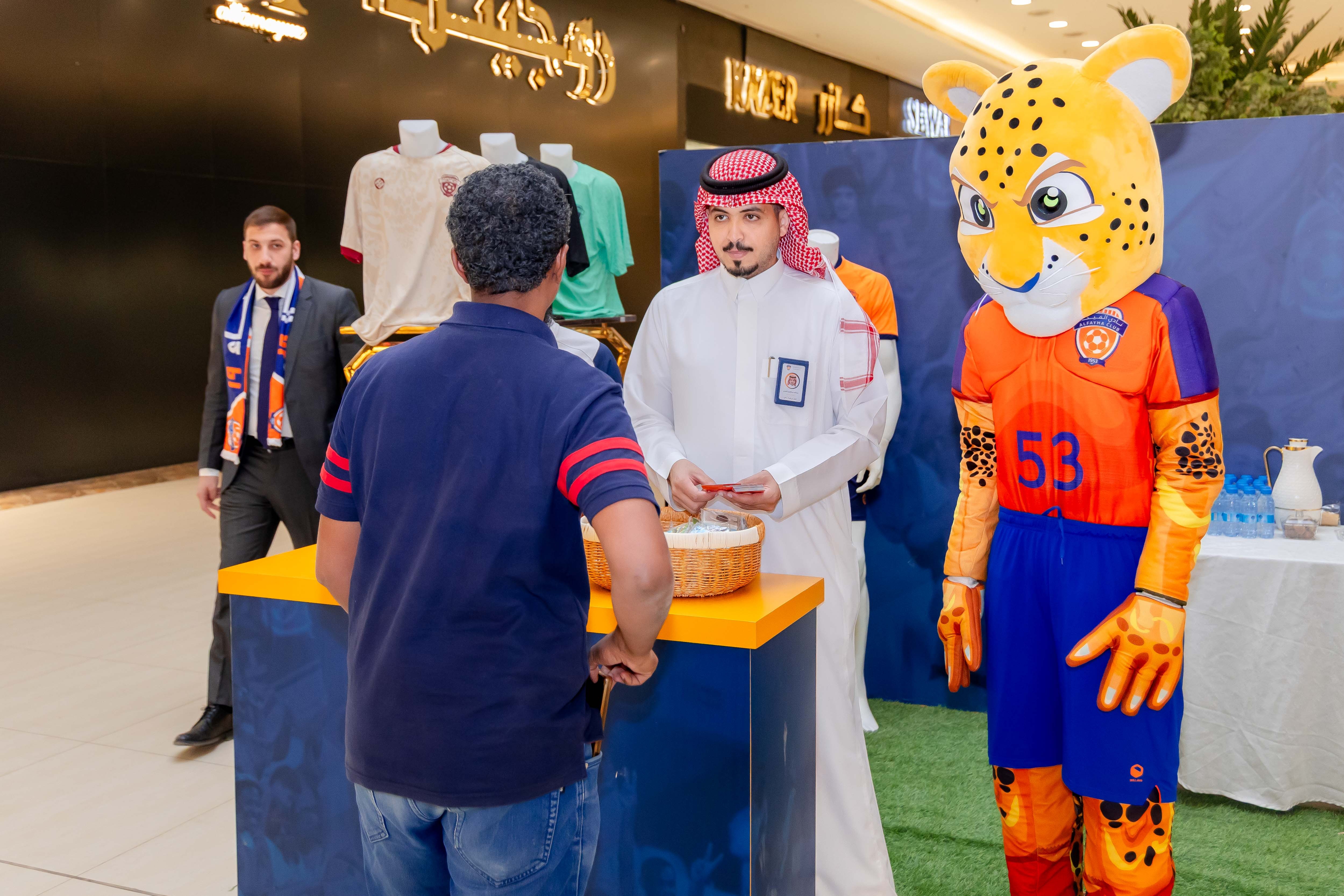 الفيحاء يقيم ركن خاص في كرم مول لتوزيع تذاكر مباراة الفيحاء و الاخدود