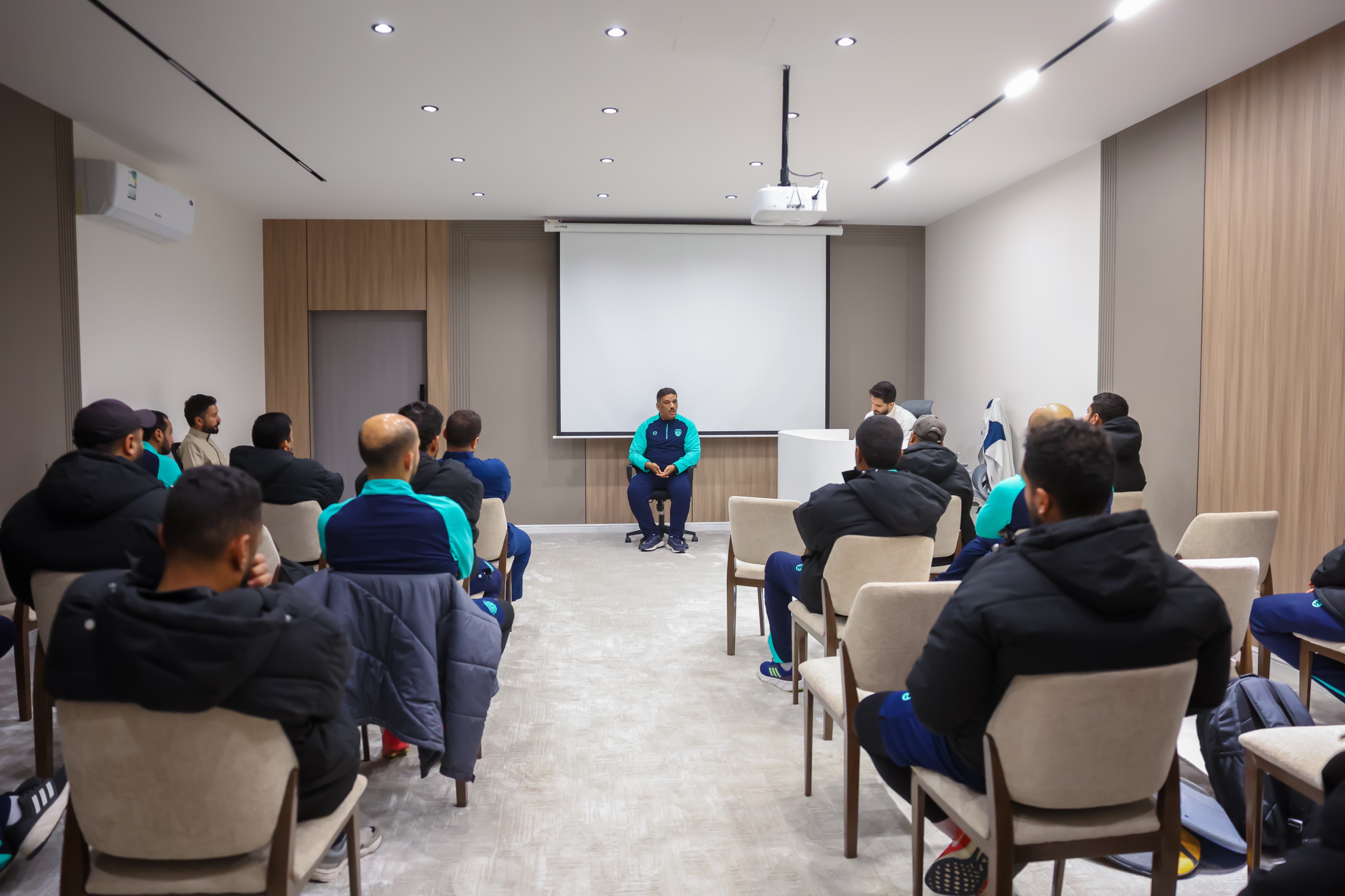 المدير التنفيذي لكرة القدم يعقد اجتماعًا دوريًا مع ممثلي الفئات السنية في نادي الفيحاء