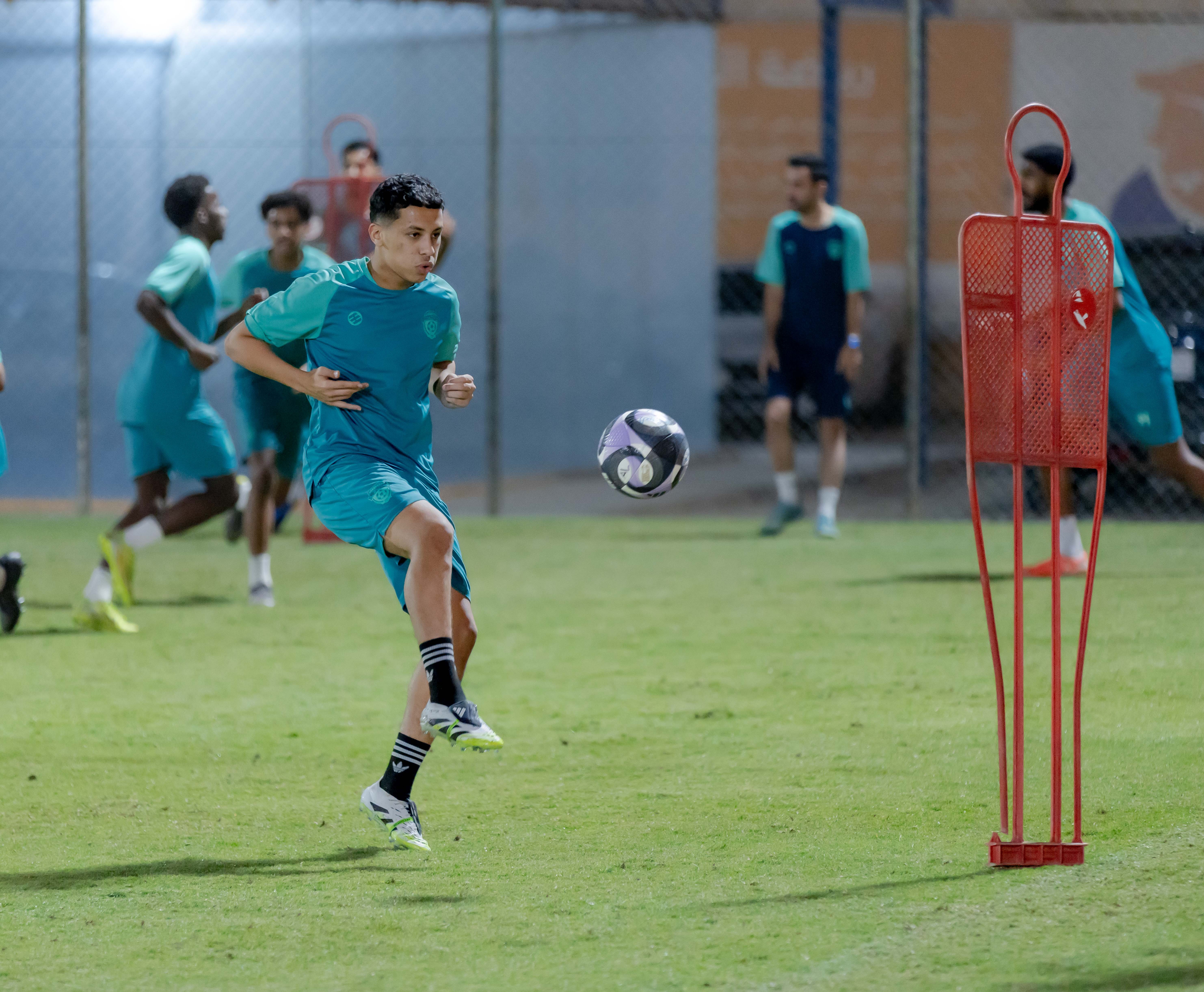 الفيحاء تحت 21 عامًا يُجري تمرينه الرئيس استعدادًا لملاقاة الفتح .