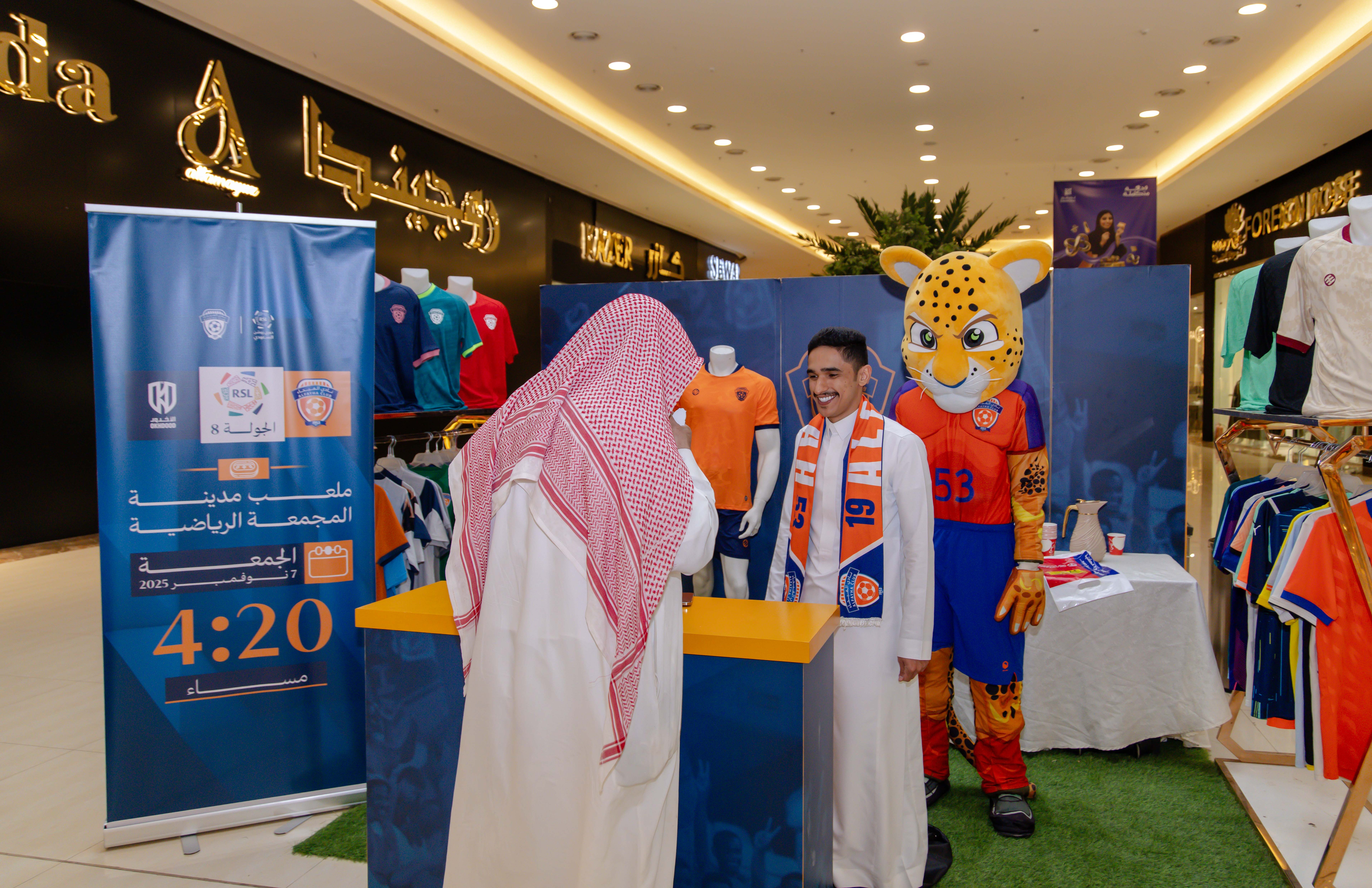 الفيحاء يواصل إقامة الركن الخاص في كرم مول لتوزيع تذاكر مباراة الفيحاء و الأخدود